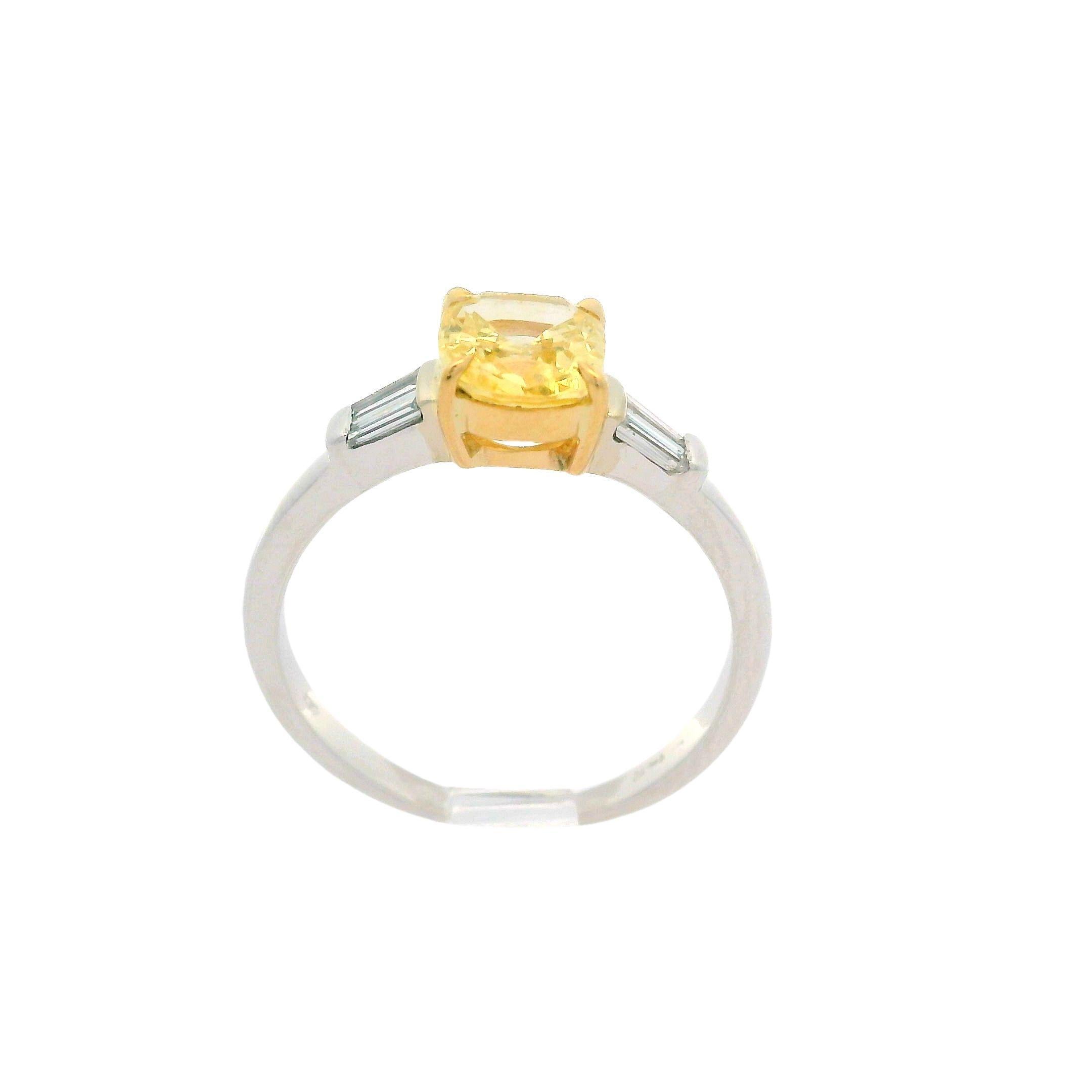 Donna Anello vintage in oro 14k GIA 1,23ctw No Heat giallo pastello con zaffiro a cuscino e diamante in vendita