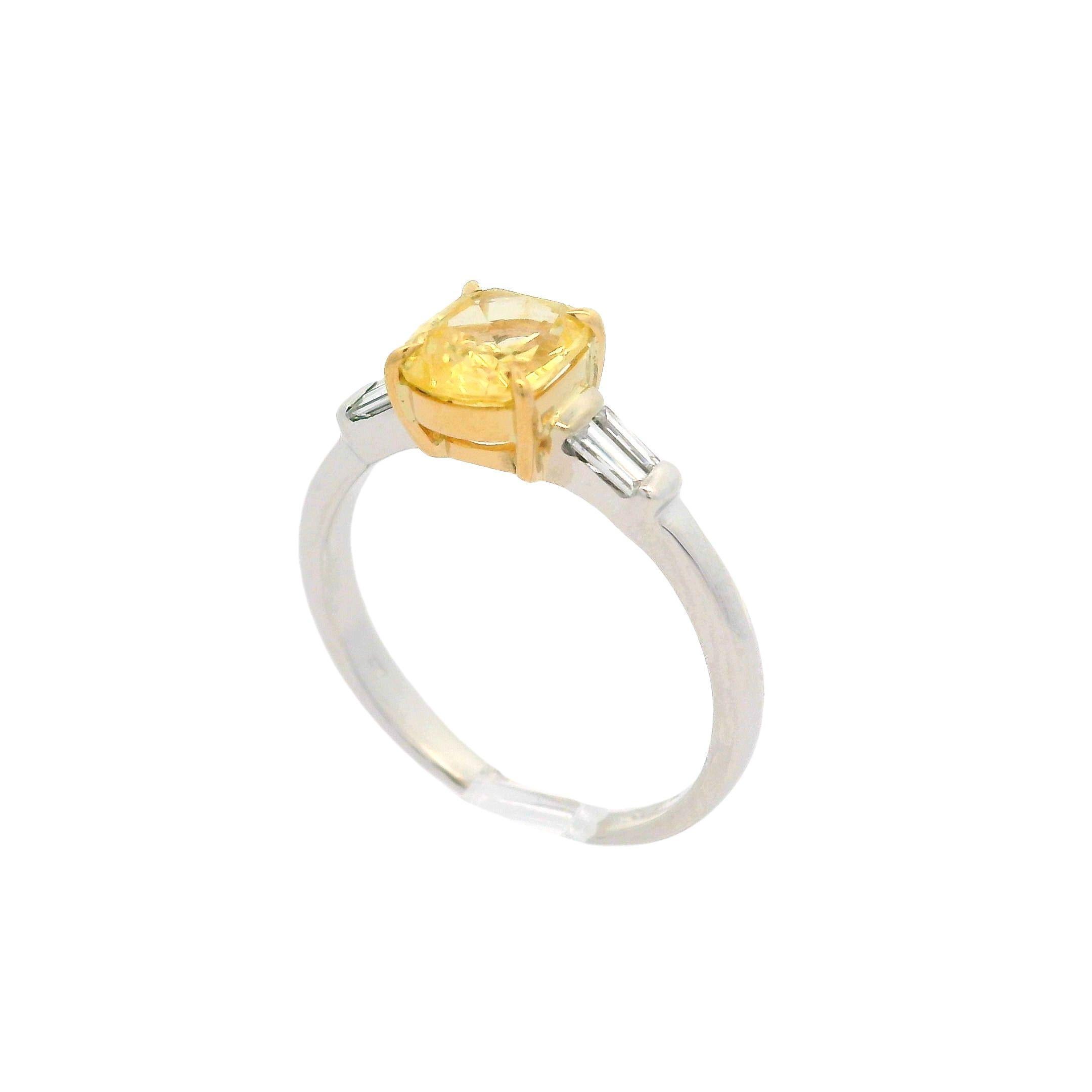 Anello vintage in oro 14k GIA 1,23ctw No Heat giallo pastello con zaffiro a cuscino e diamante in vendita 2