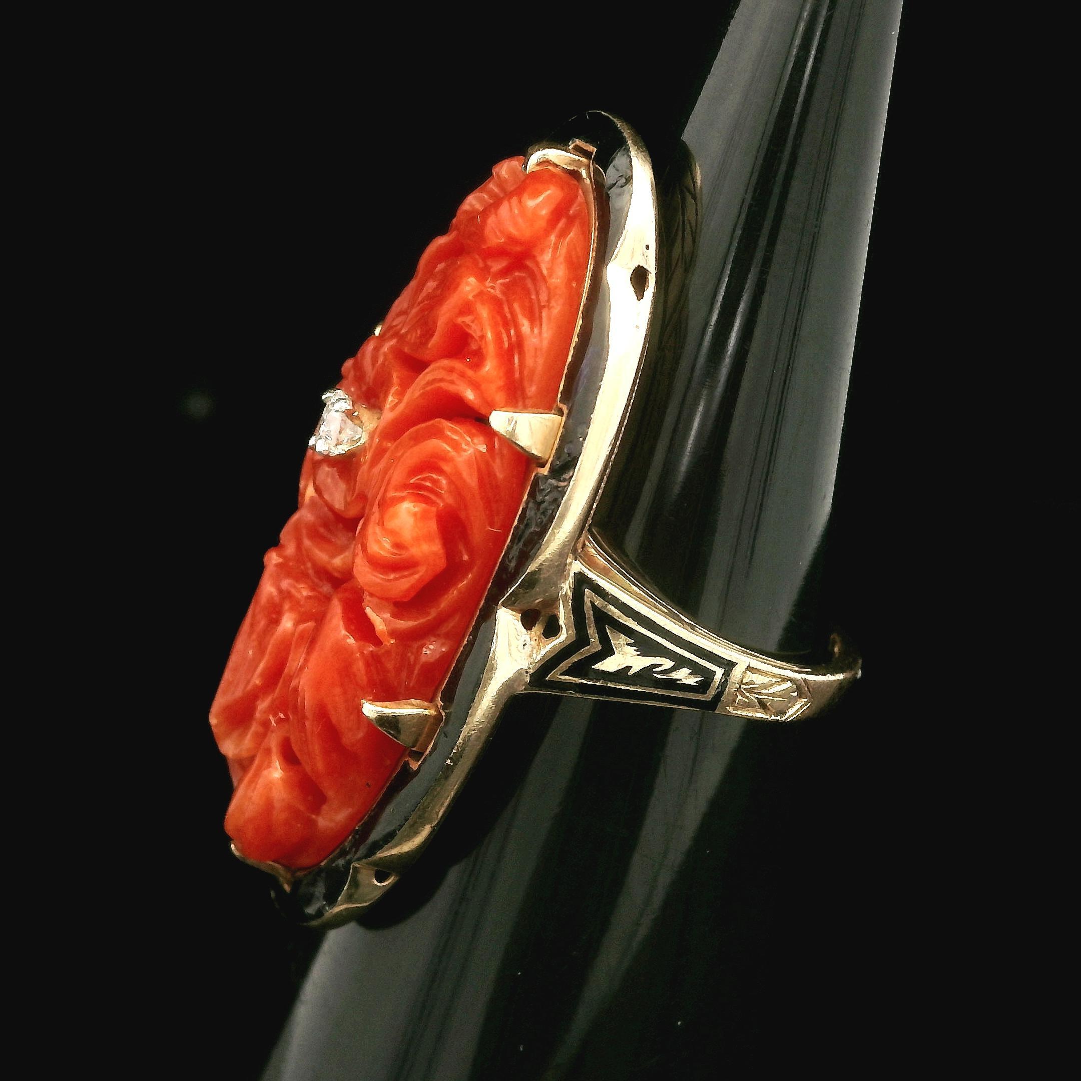 Vintage 14k Gold GIA hochwertiger geschnitzter Koralle Diamant Schwarz Emaille Dinner-Ring im Zustand „Gut“ im Angebot in Montclair, NJ