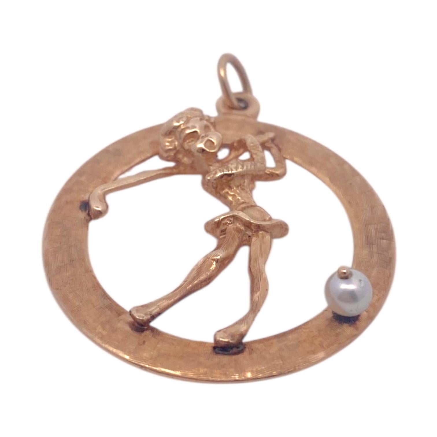 Realizzato in oro giallo 14 carati, questo ciondolo presenta una figura dinamica a metà del suo movimento, circondata da una cornice rotonda. Una singola perla rotonda bianca coltivata impreziosisce il design.
Misure:
Lunghezza: 42.0 mm (compresa la