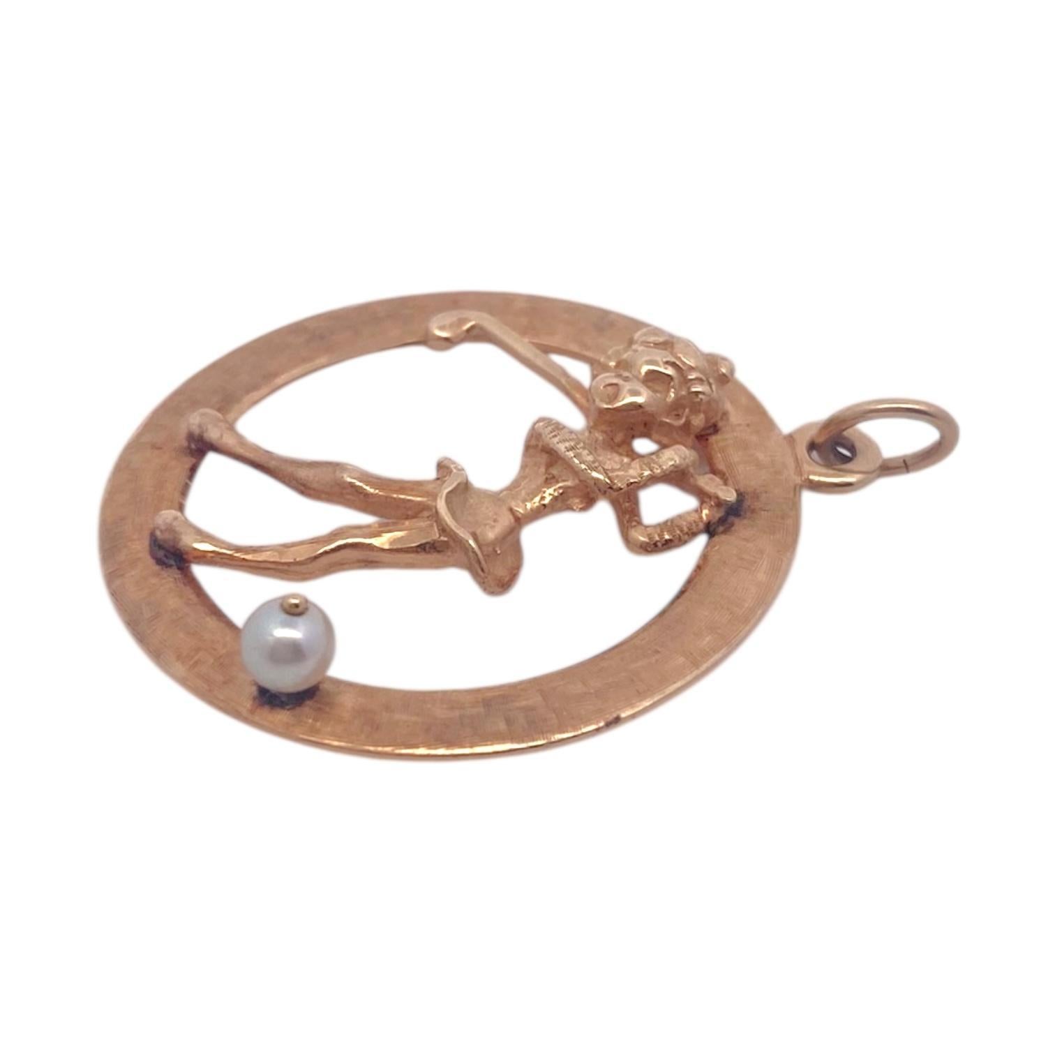 Contemporaneo Ciondolo Charm Golfer in oro 14K Vintage in vendita
