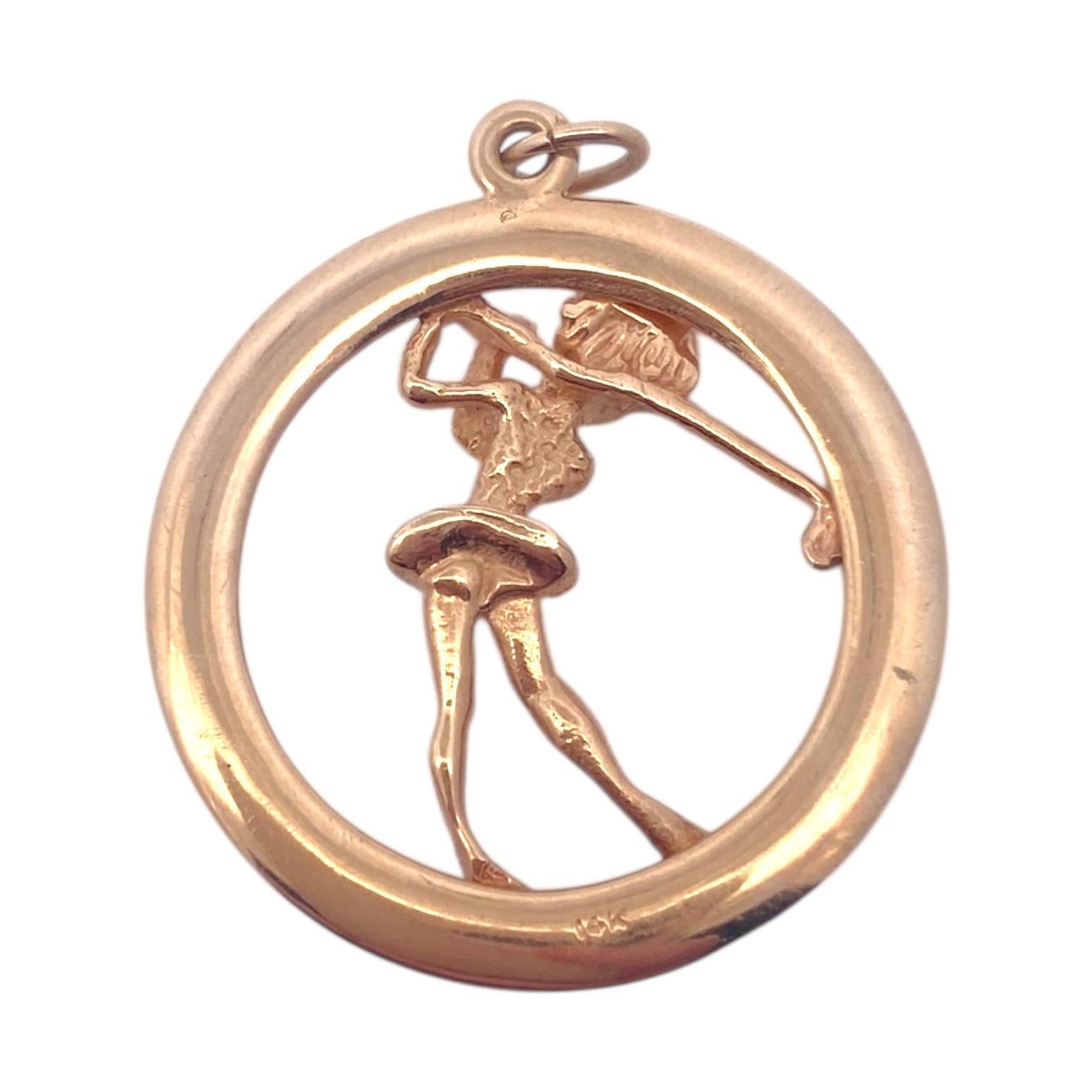 Taglio rotondo Ciondolo Charm Golfer in oro 14K Vintage in vendita