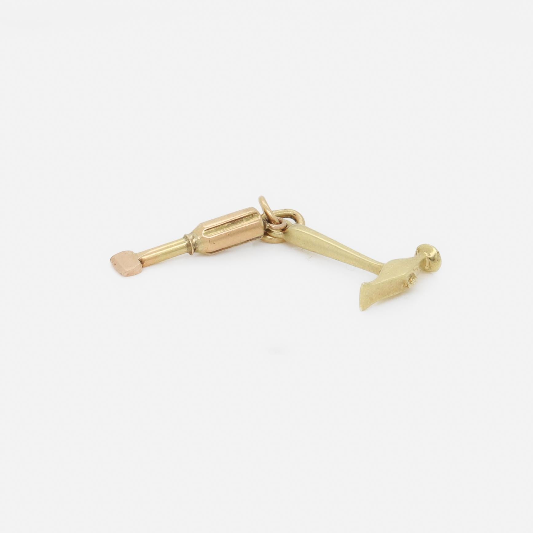Charm d'epoca in oro 14 carati con martello e scalpello per un braccialetto di charme in vendita 5