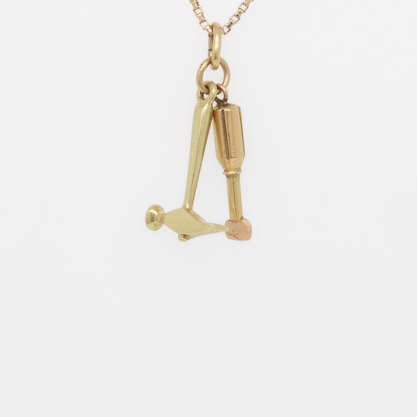 Charm d'epoca in oro 14 carati con martello e scalpello per un braccialetto di charme in vendita 6