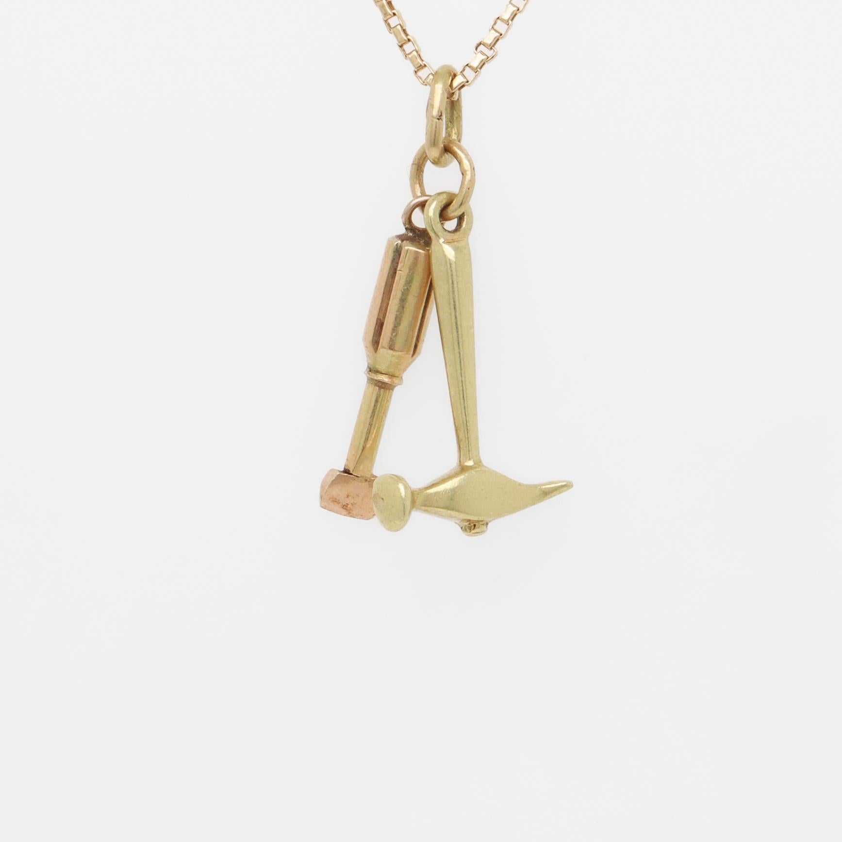 Charm d'epoca in oro 14 carati con martello e scalpello per un braccialetto di charme In condizioni buone in vendita a Philadelphia, PA