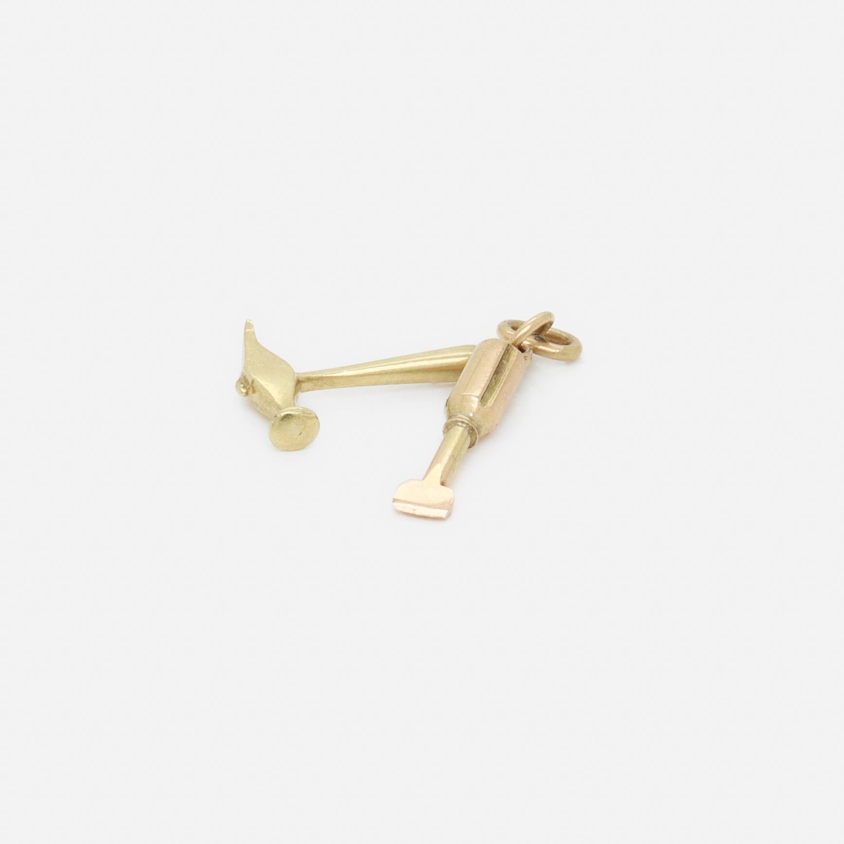 Charm d'epoca in oro 14 carati con martello e scalpello per un braccialetto di charme in vendita 1