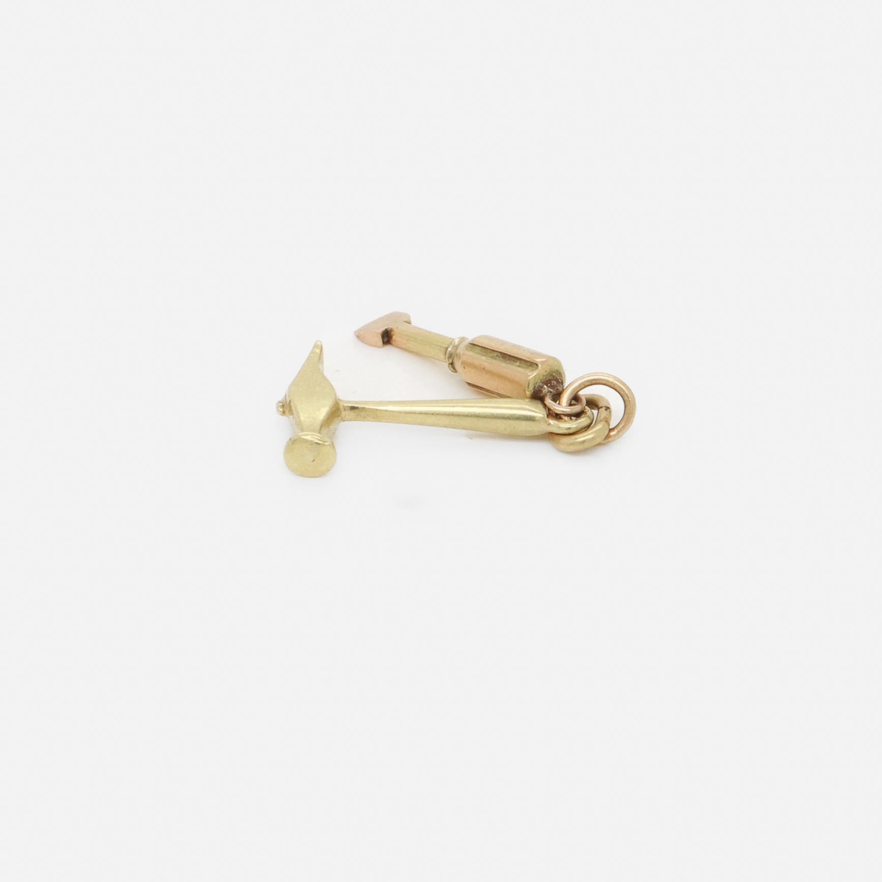 Charm d'epoca in oro 14 carati con martello e scalpello per un braccialetto di charme in vendita 2