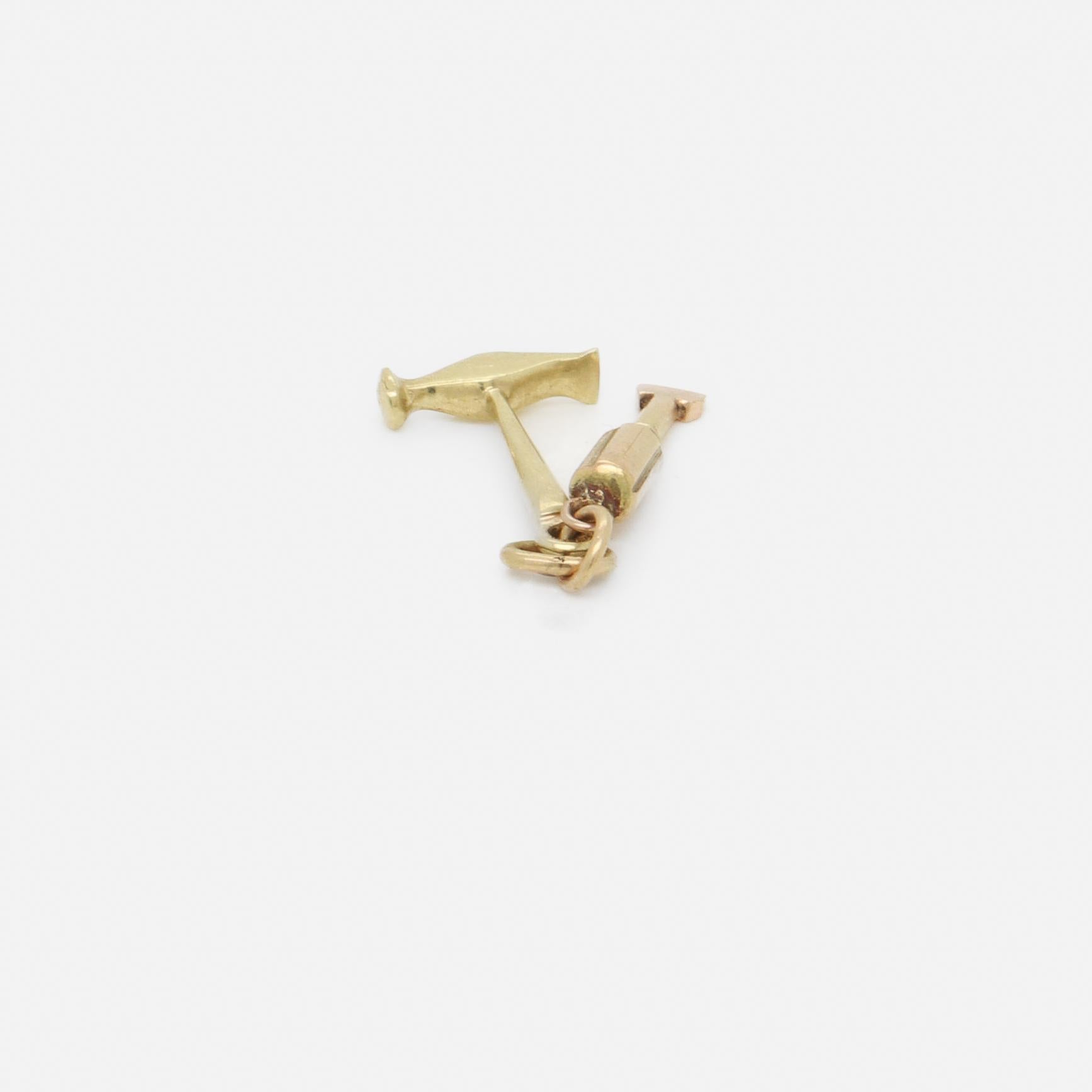 Charm d'epoca in oro 14 carati con martello e scalpello per un braccialetto di charme in vendita 3
