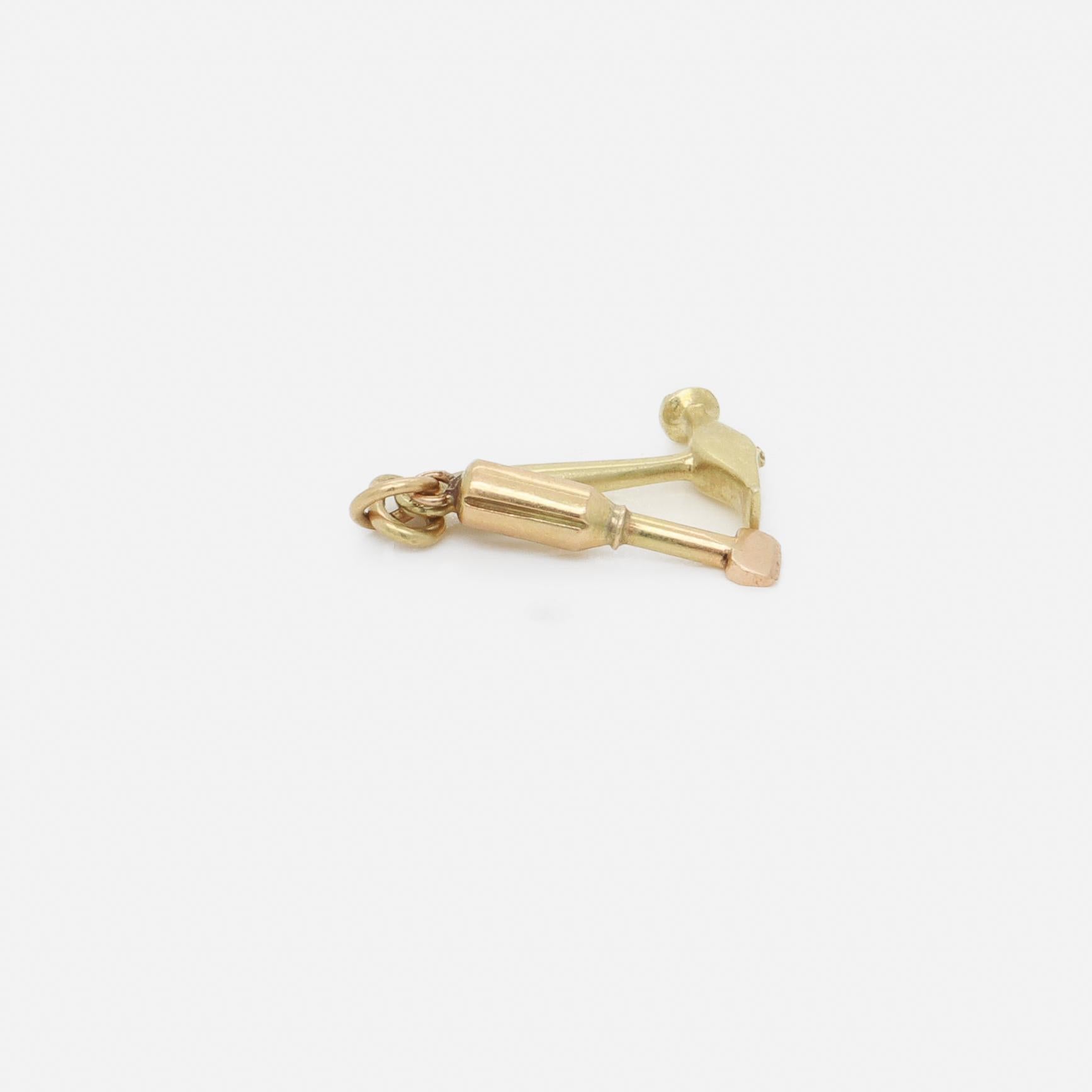 Charm d'epoca in oro 14 carati con martello e scalpello per un braccialetto di charme in vendita 4