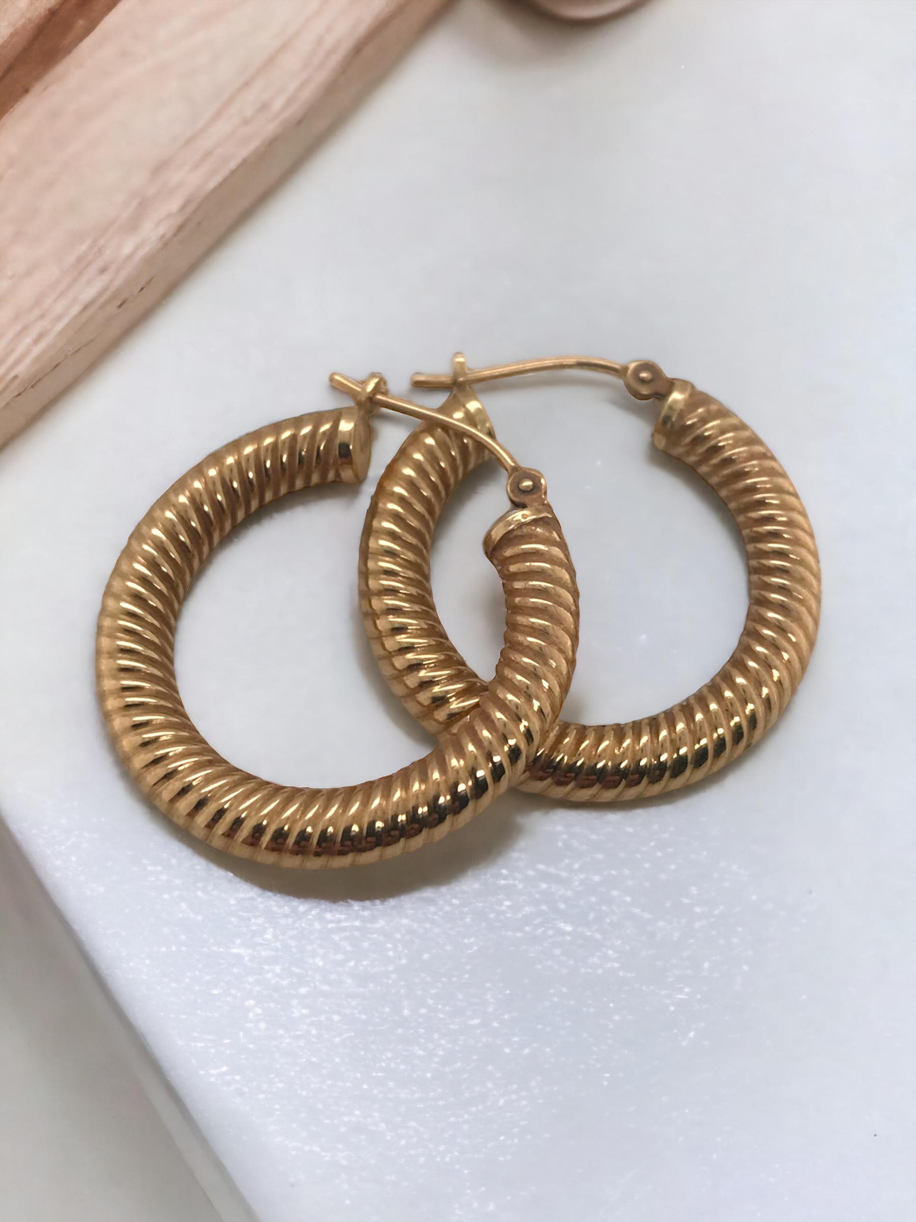 Everyone loves classic hoop earrings!
These beauties are absolutely perfect for everyday wear.

Earring Details
Material: 14K Yellow Gold
Hoop Diameter: 1 Inch
Hoop Width: 3.7mm
Weight: 2.0 Grams

Item: 768TMV8-9H