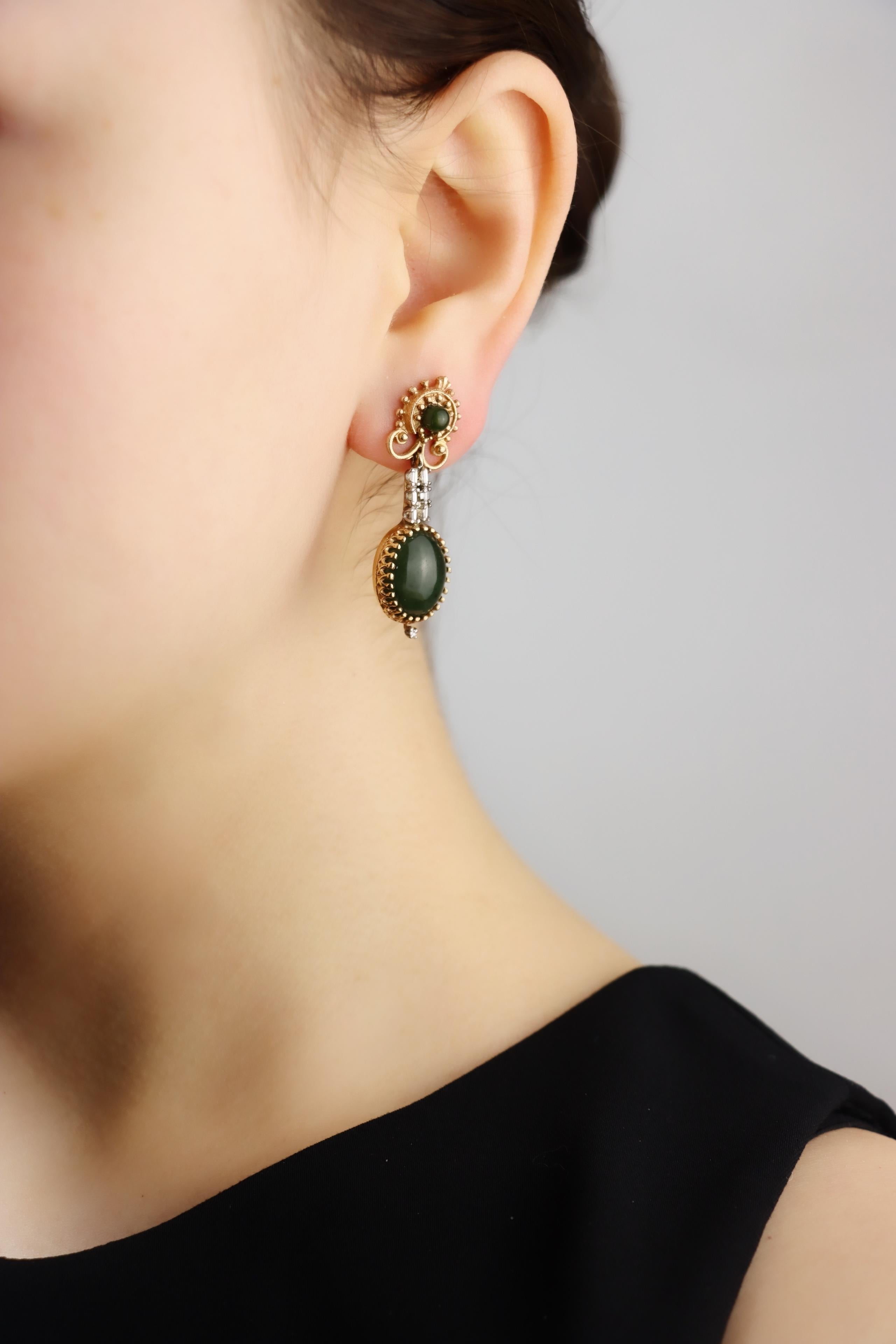 Vintage 14K Gold Jade Drop Earring

Marked:
14K

Approximate Dimensions:
4 cm (Length) 
1.3 cm (Width)
10.7 grams in weight.
