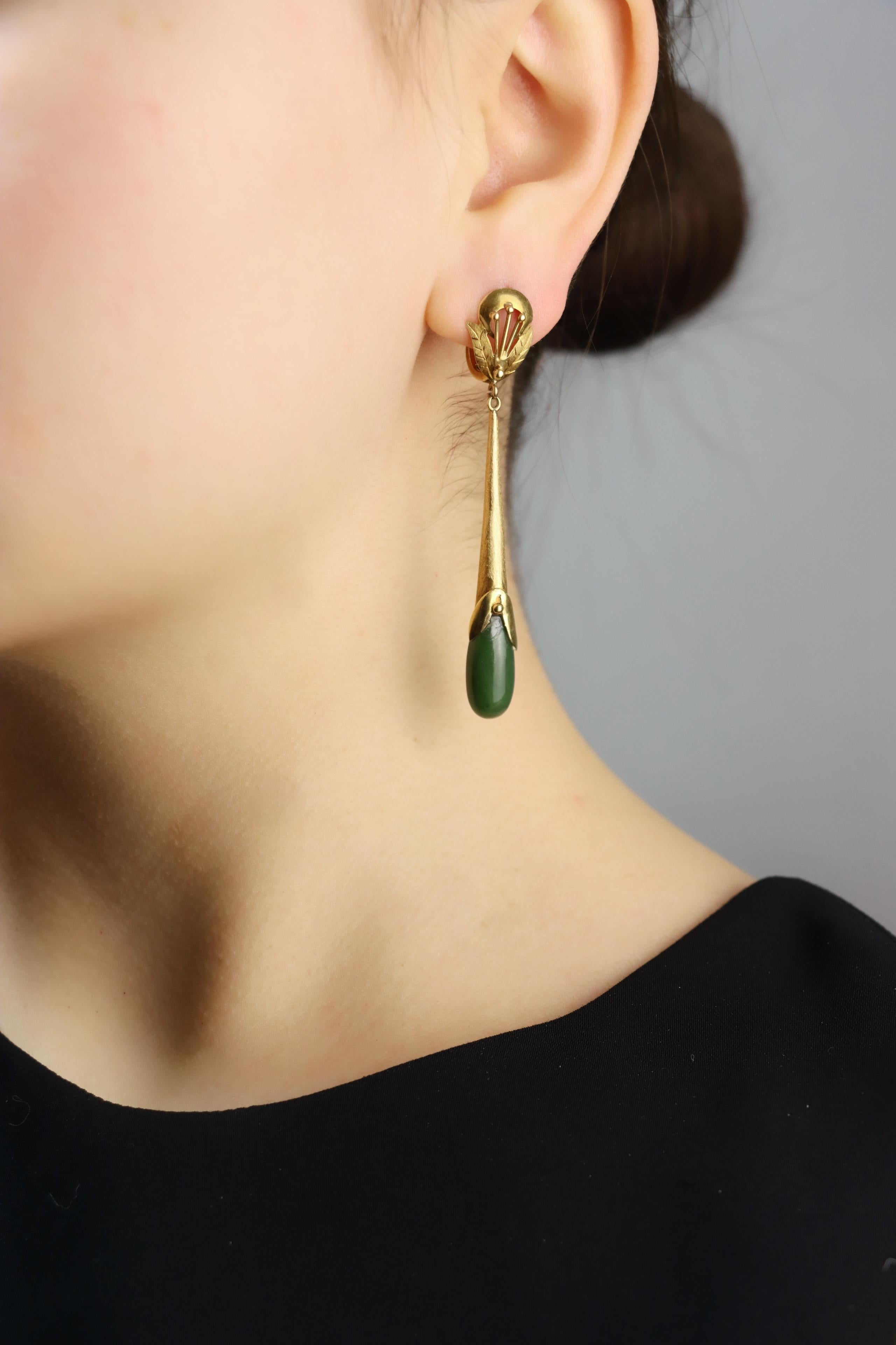 Vintage 14K Gold Jade Drop Earrings

Approximate Dimensions:
6.7 cm (Length) 
0.6 cm (Width)
9.3 grams in weight.