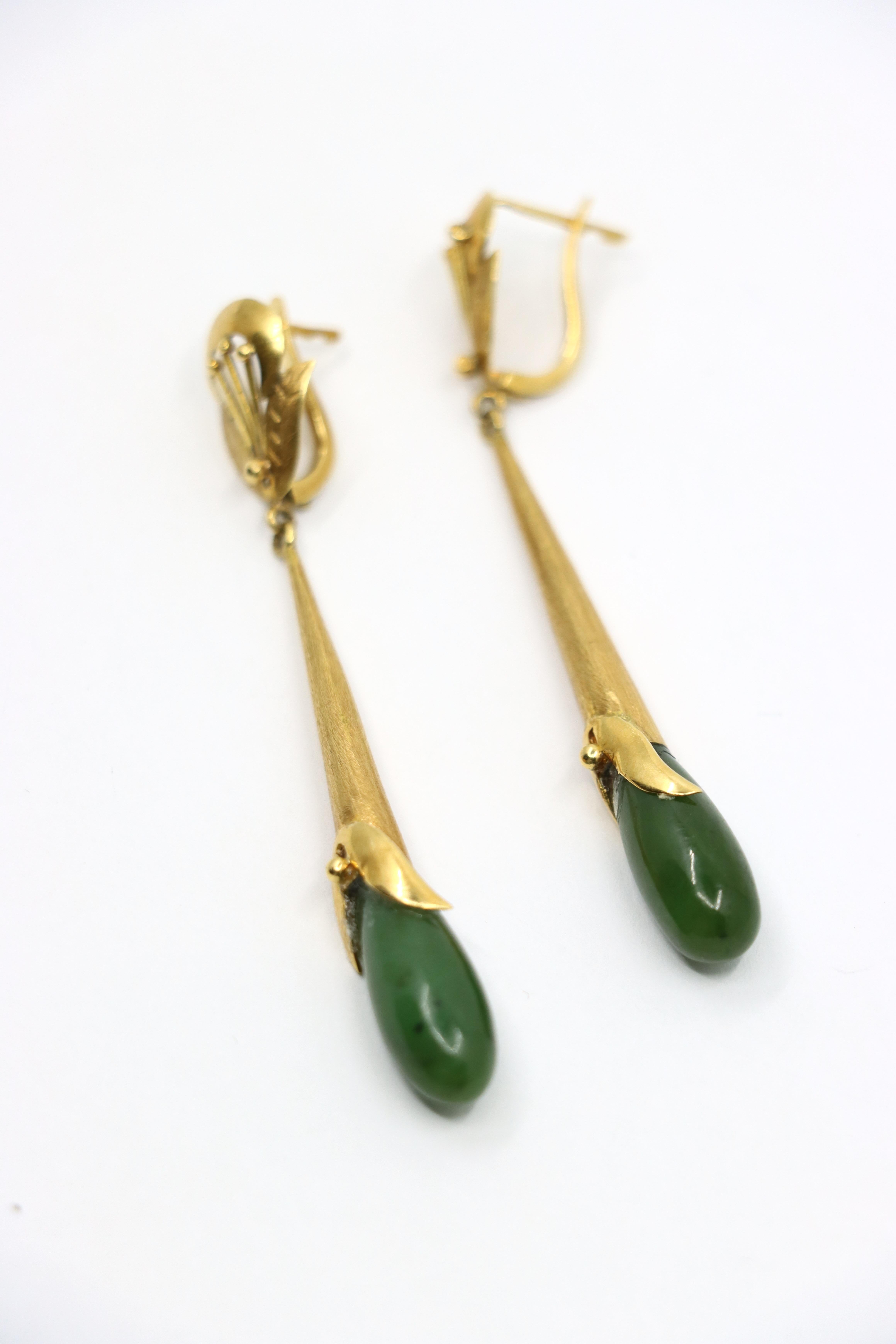 Vintage 14K Gold Jade Drop Earrings In Good Condition For Sale In Flushing, NY