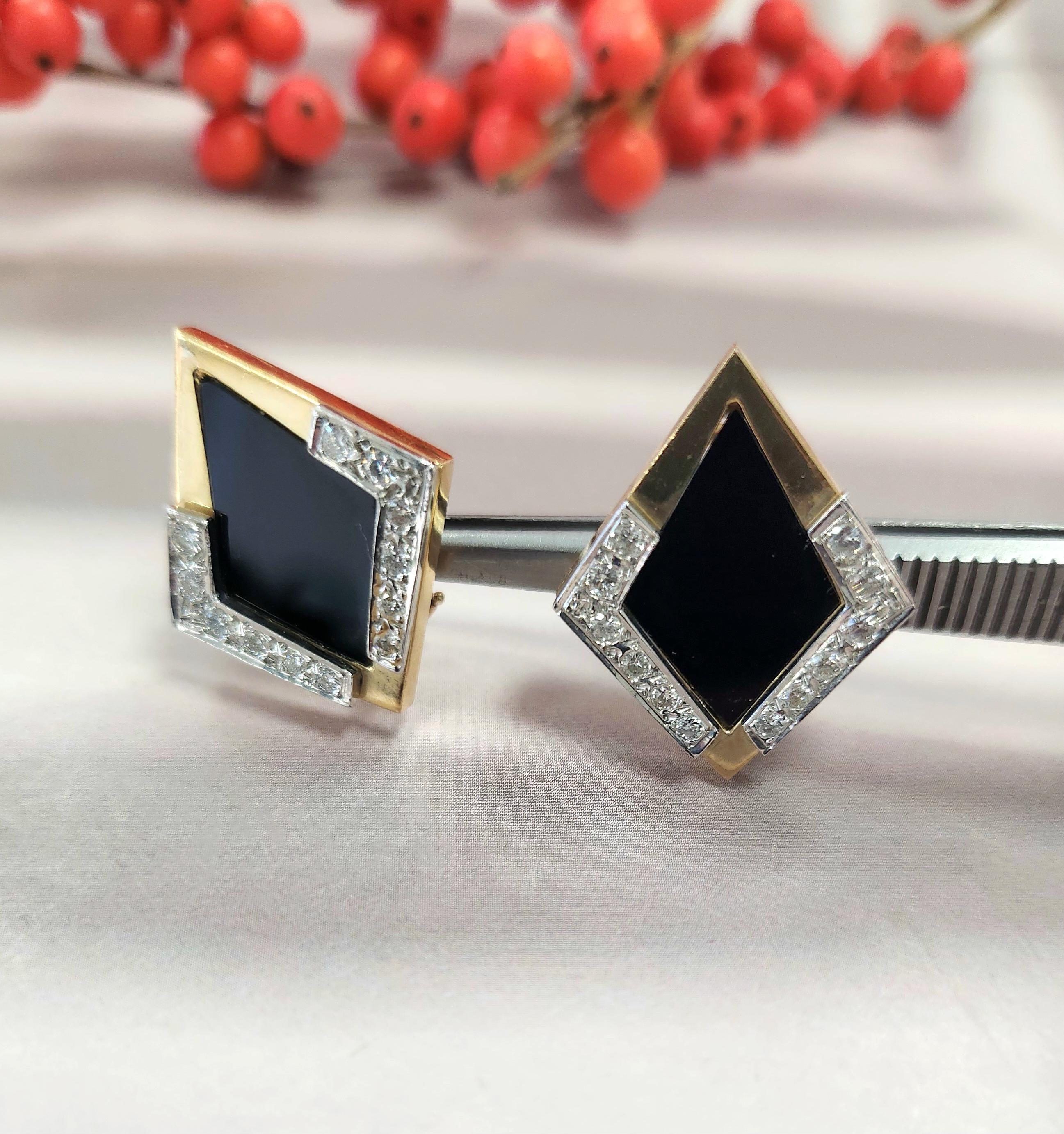Vintage 14K Gold Kite Shaped Onyx & Diamond Lever Back Earrings In Good Condition For Sale In Los Angeles, CA