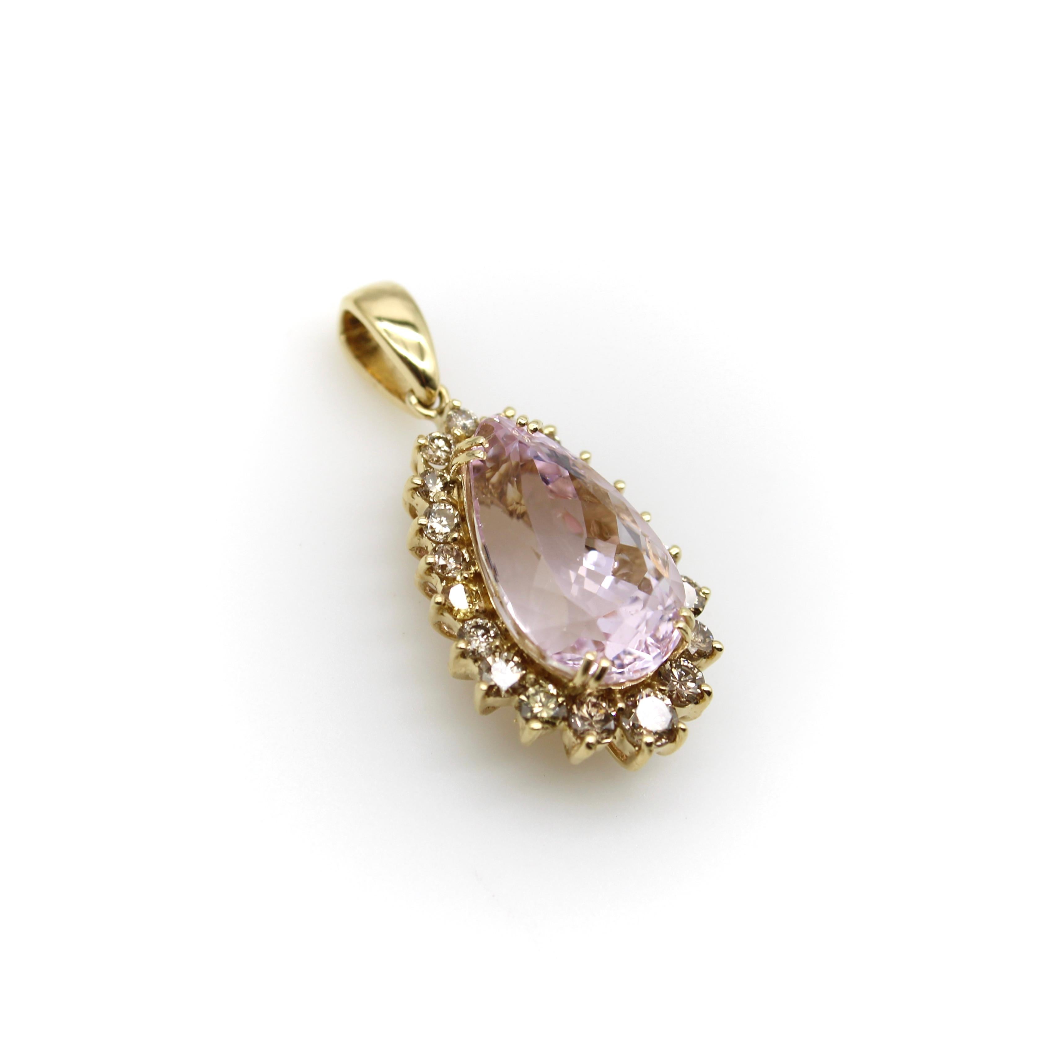 Ce magnifique pendentif en or 14k est orné d'une kunzite rose poire, entourée d'un halo de diamants cognac. La kunzite a une belle saturation rose et présente de nombreuses facettes qui captent la lumière dans des rangées d'étincelles étonnantes.