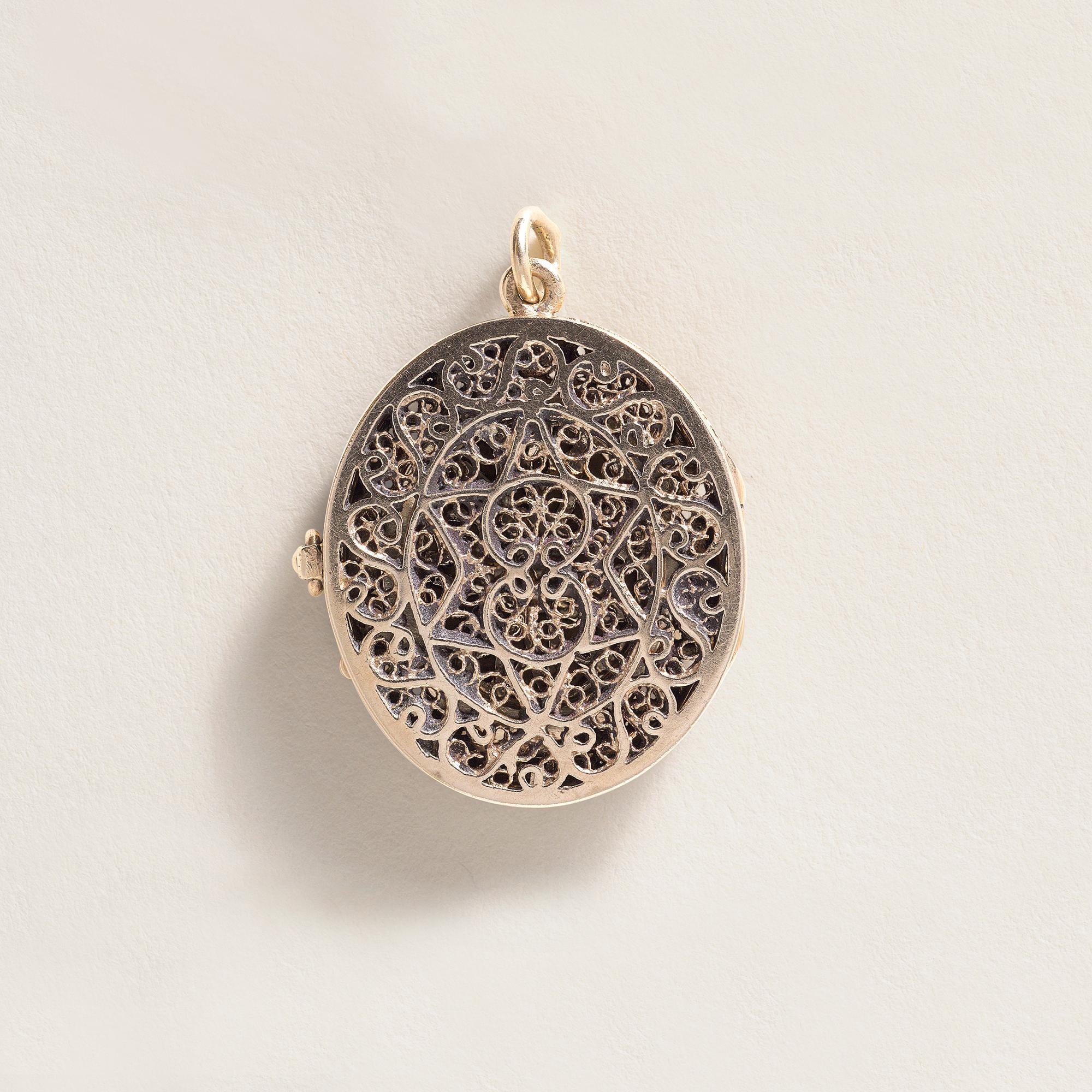 Donna Ciondolo a medaglione con ritratto di donna in turchese in oro 14K vintage in vendita