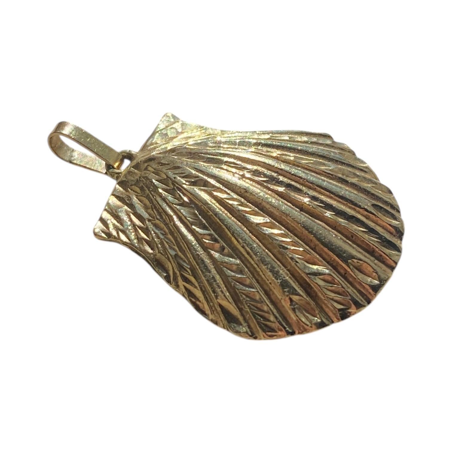 Der aus 14 Karat Gelbgold gefertigte Anhänger hat ein Muschelmuster mit komplizierten Details. Das Stück hat eine strukturierte Oberfläche, die seine optische Attraktivität erhöht.
Abmessungen: 41,0 mm L x 28,5 mm B
Gewicht: 10.4 Gramm
Gezeichnet: