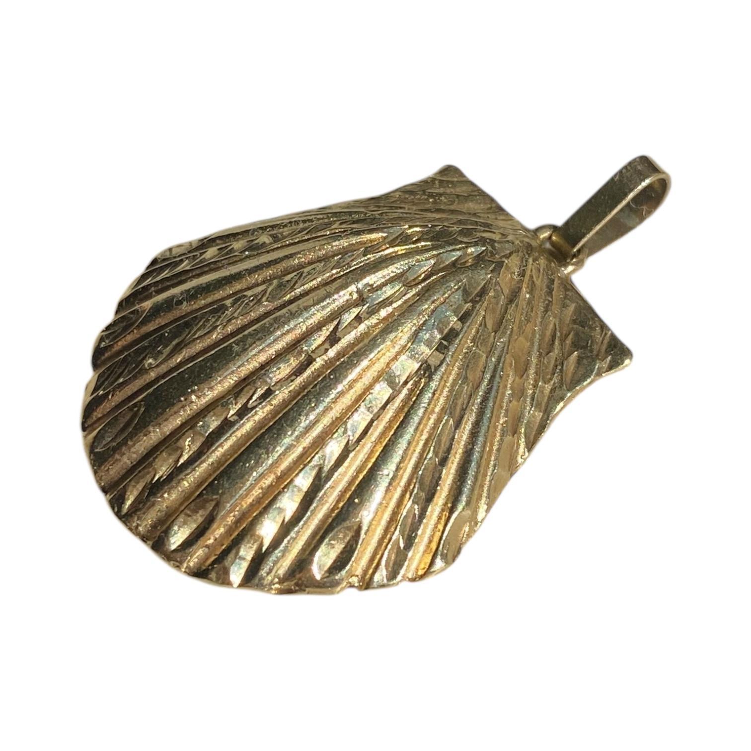 Vintage 14K Gold Großer Muschel-Anhänger im Zustand „Gut“ im Angebot in Henderson, NV