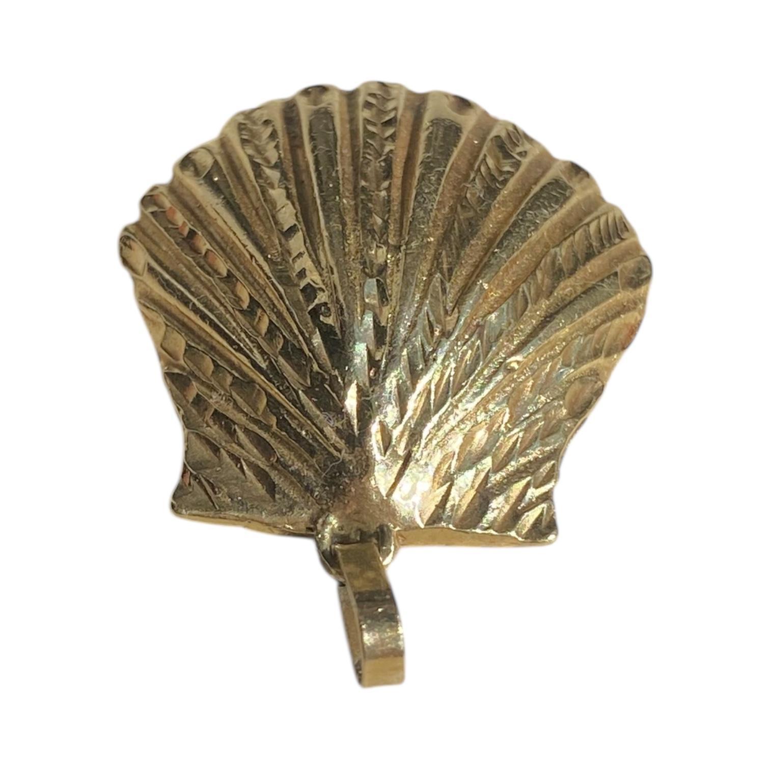 Vintage 14K Gold Großer Muschel-Anhänger für Damen oder Herren im Angebot
