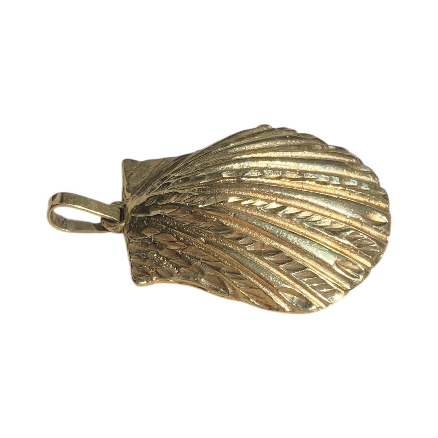 Vintage 14K Gold Großer Muschel-Anhänger im Angebot 1