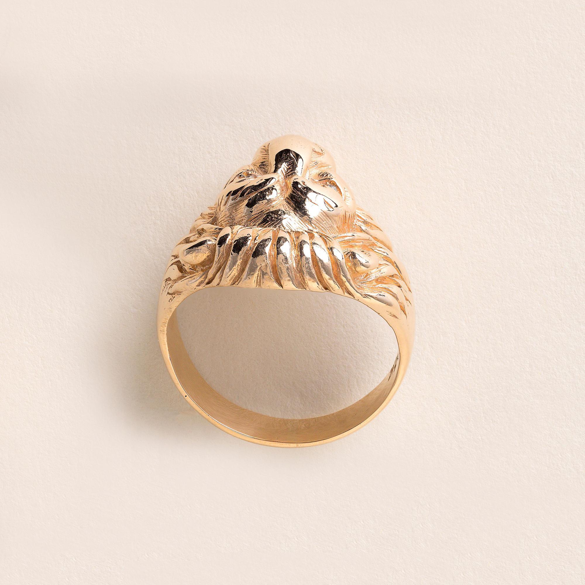 Vintage 14K Gold Lion Head Diamond and Ruby Ring In Excellent Condition For Sale In Los Angeles, CA