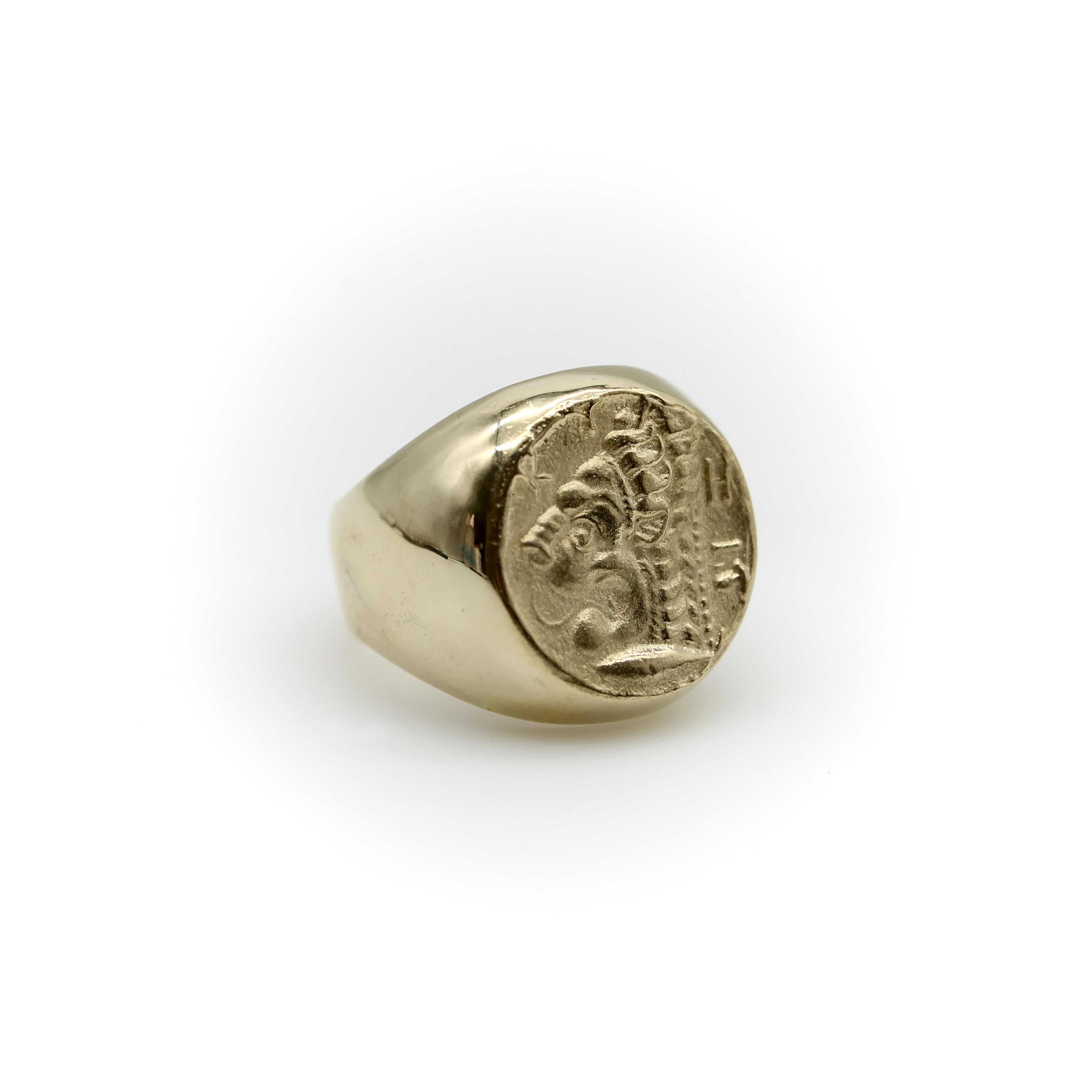 Vintage 14K Gold Lion-Headed Coin Signet Ring in vendita 1