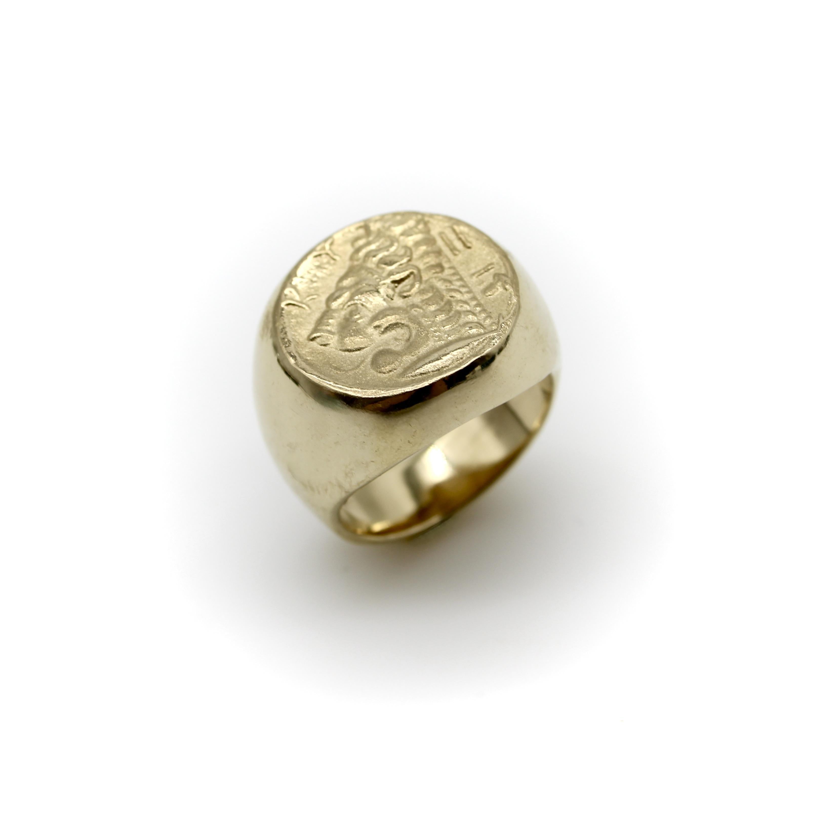 Vintage 14K Gold Lion-Headed Coin Signet Ring in vendita 2