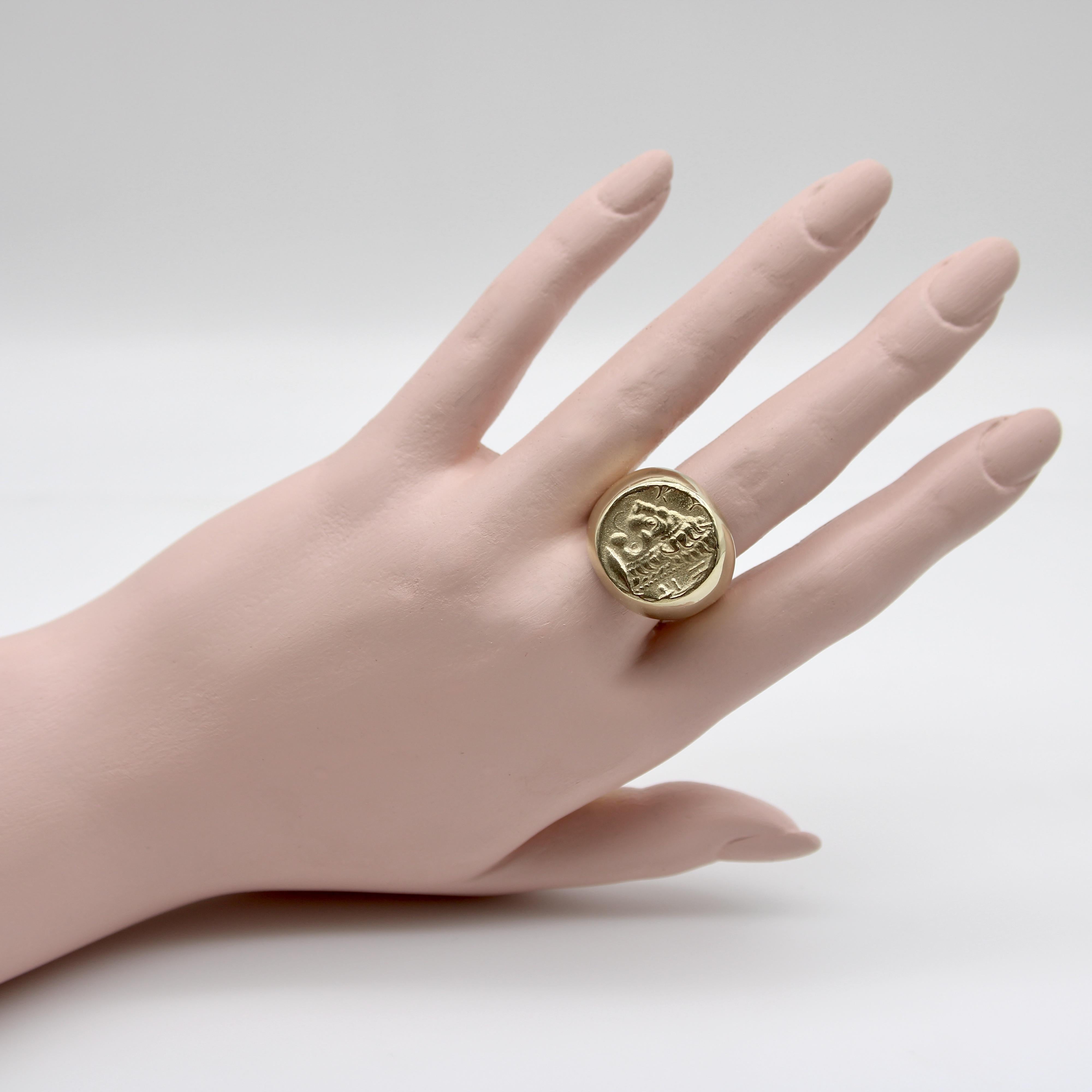 Vintage 14K Gold Lion-Headed Coin Signet Ring in vendita 3
