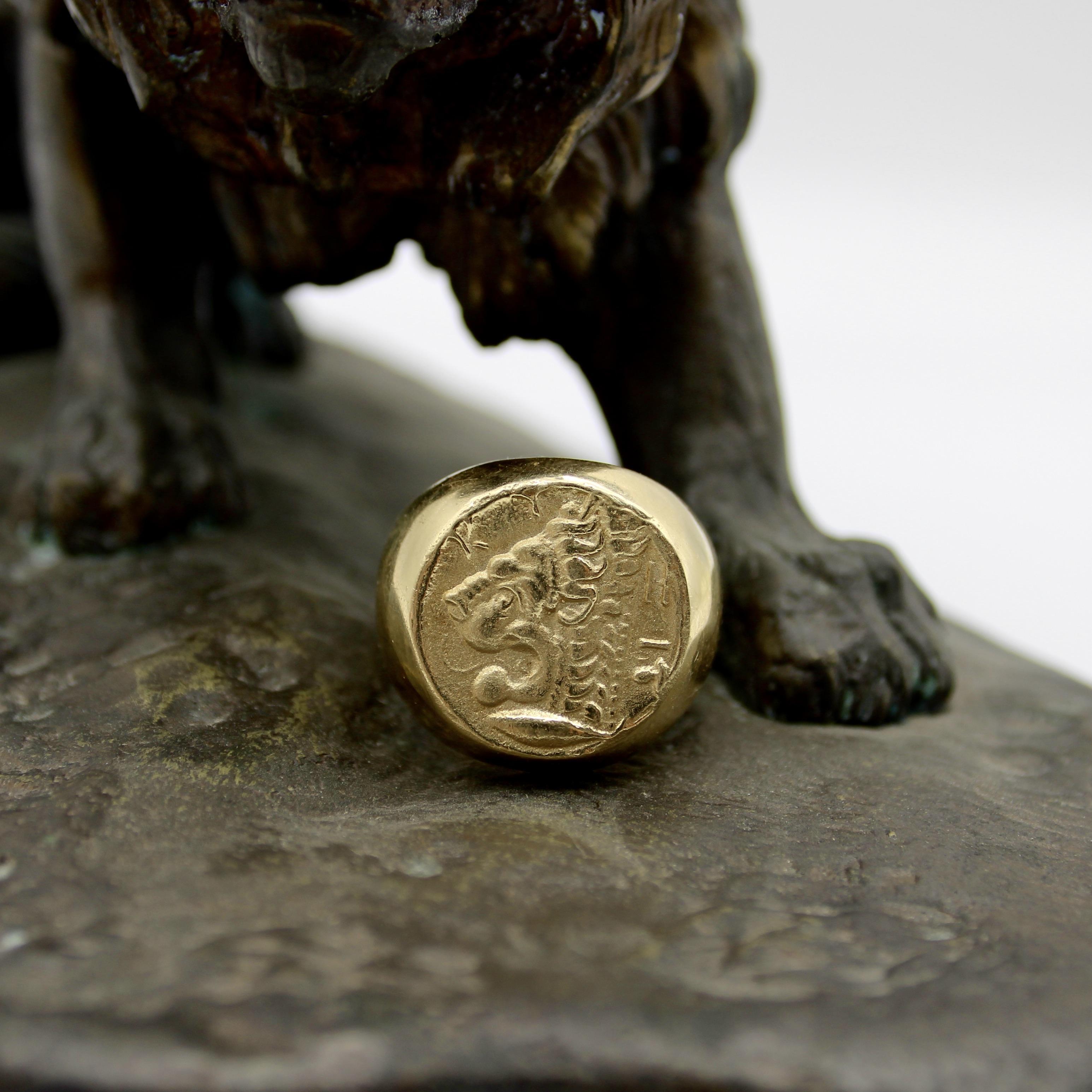 Vintage 14K Gold Lion-Headed Coin Signet Ring in vendita 4