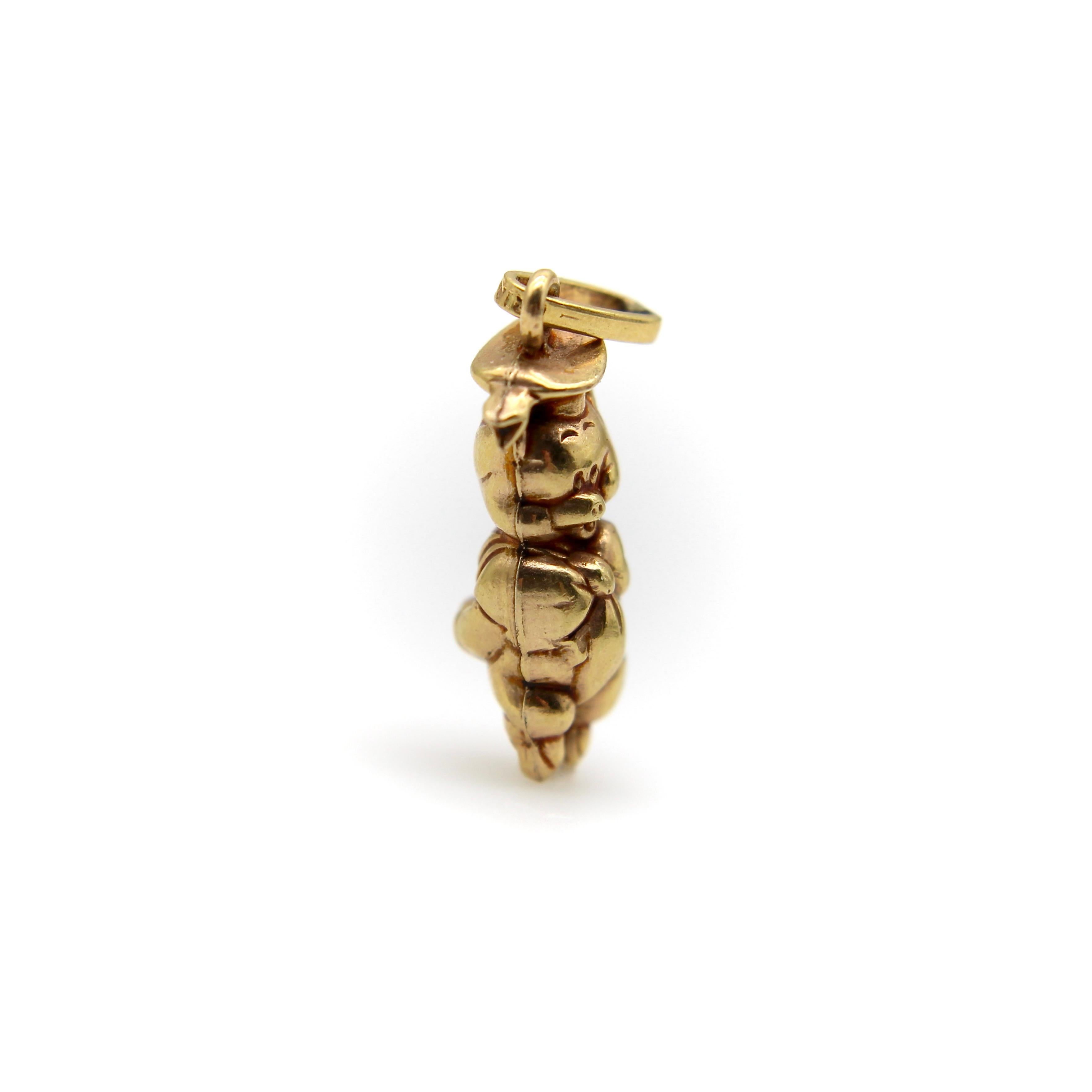 A prima vista, abbiamo pensato che questo adorabile charm vintage in oro 14k fosse l'amato Porky Pig. Ma dopo aver notato il suo abbigliamento da marinaio e aver fatto qualche ricerca in più, abbiamo scoperto che si tratta di A. Cicero Pig, il