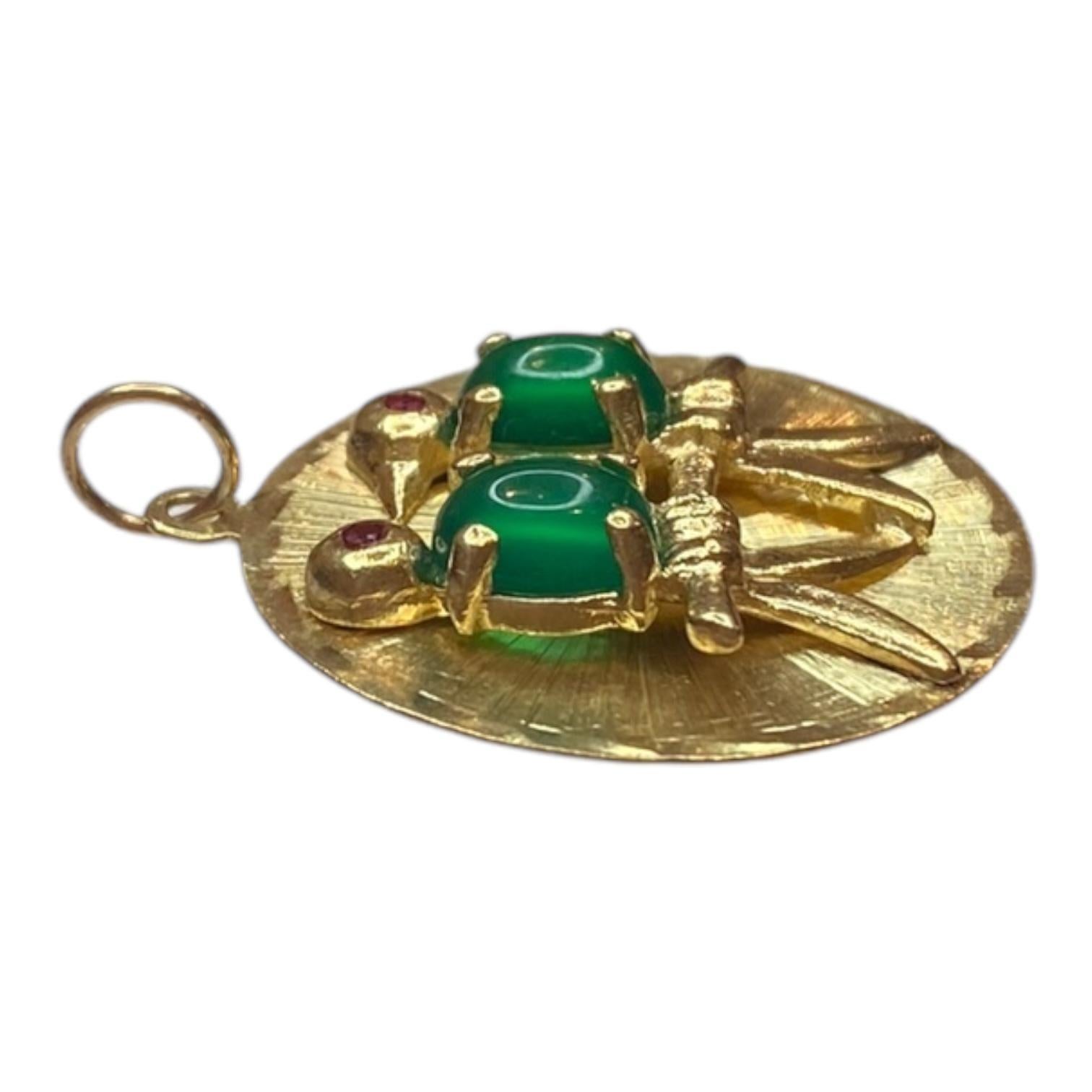Vintage 14K Gold Love Birds Medallion Charm Pendant In Good Condition In Henderson, NV