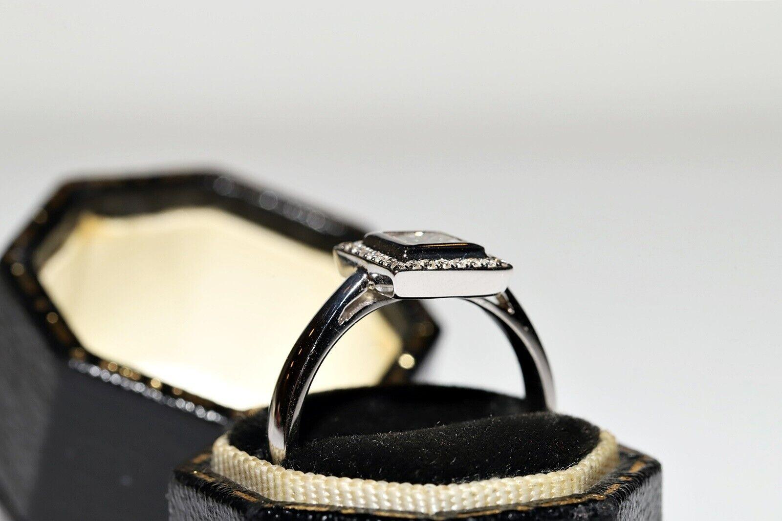 En très bon état.
Le poids total est de 3.8 grammes.
Diamant central de taille princesse de 0,50 carat.
La pureté est le diamant central de couleur L et s1.
Diamant de taille brillant totalement latéral de 0,15 carat.
Le diamant latéral est de