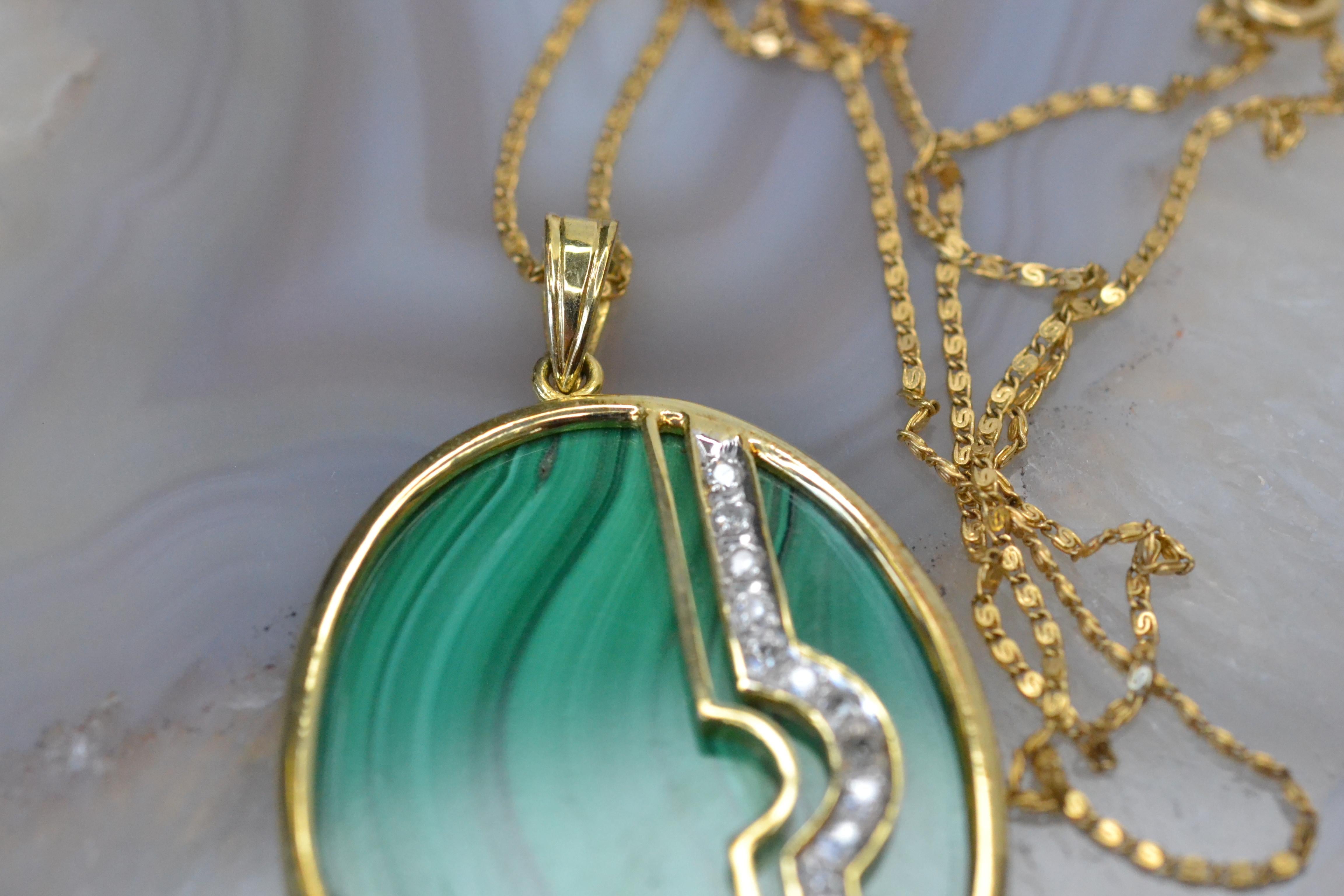 Taille ovale Pendentif vintage en or 14 carats avec malachite et diamants en vente
