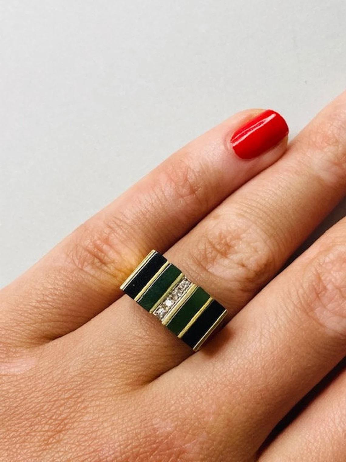 Vintage 14k Gold Malachit und Onyx gestreiften Ring mit Diamanten, One-of-a-kind

Dieser gestreifte Ring aus Onyx und Malachit im Vintage-Stil mit einer Reihe strahlender weißer Diamanten ist einzigartig und sehr tragbar. Die wunderschön