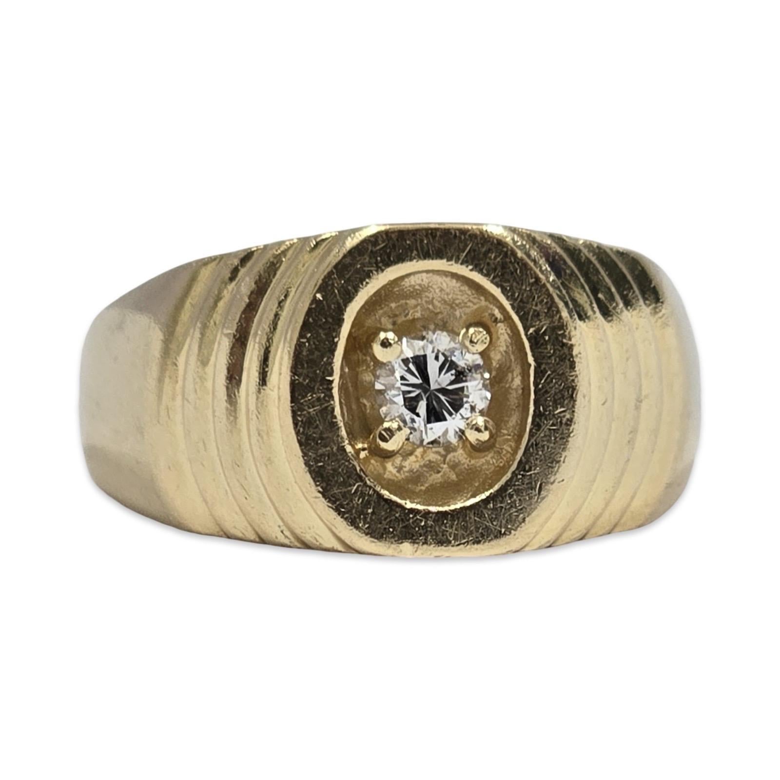 Cette bague pour homme en or massif 14 carats, d'un poids impressionnant de 8,9 grammes, est composée d'un diamant audacieux et substantiel. La pièce maîtresse est un diamant rond brillant d'environ 0,25 carat, estimé de couleur G et de pureté SI1,