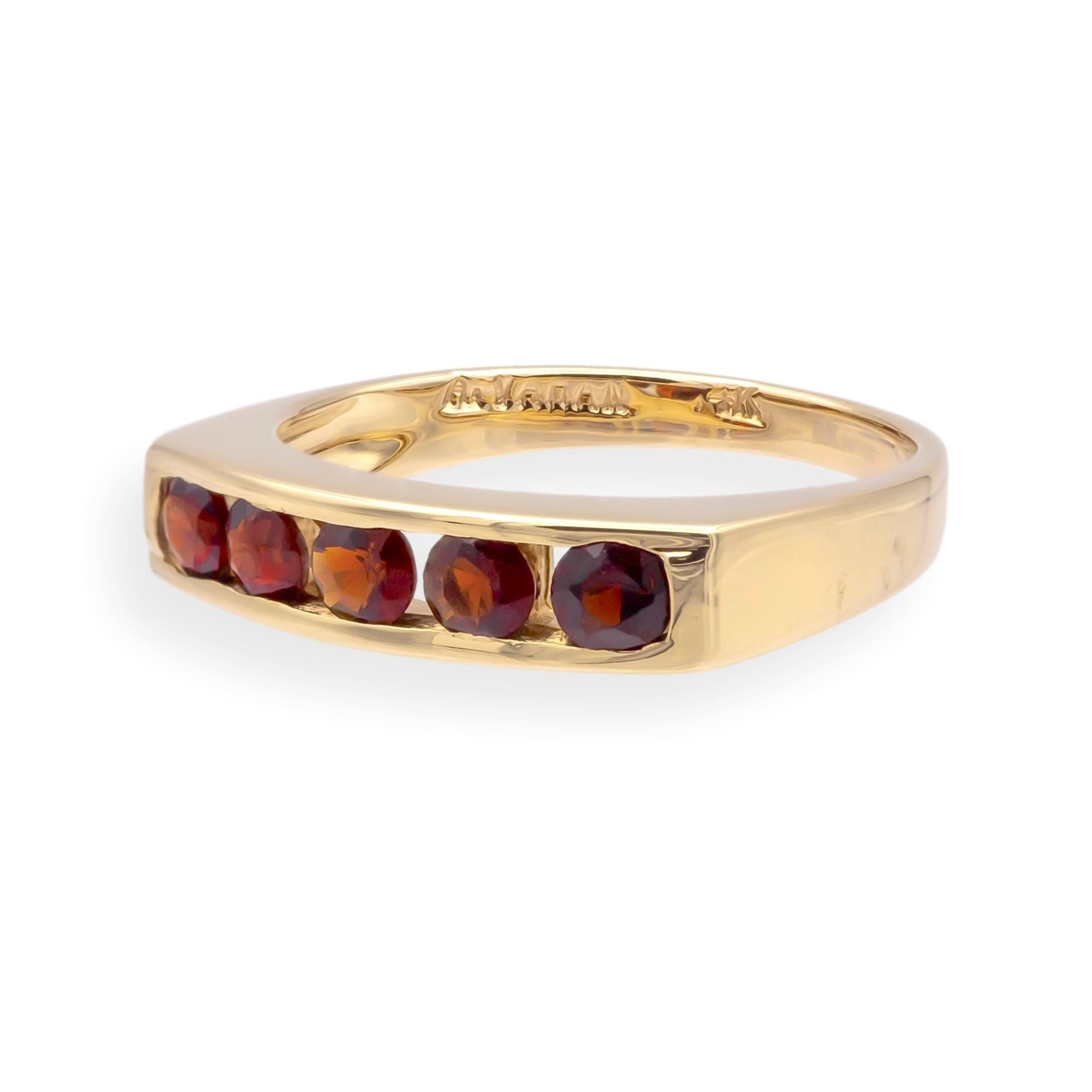 Contemporain Bague vintage en or 14 carats à cinq pierres, signée, datant des années 1960 en vente