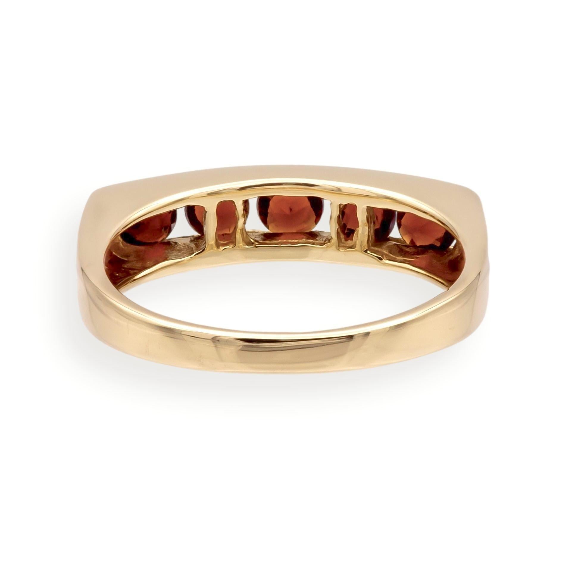 Taille ronde Bague vintage en or 14 carats à cinq pierres, signée, datant des années 1960 en vente