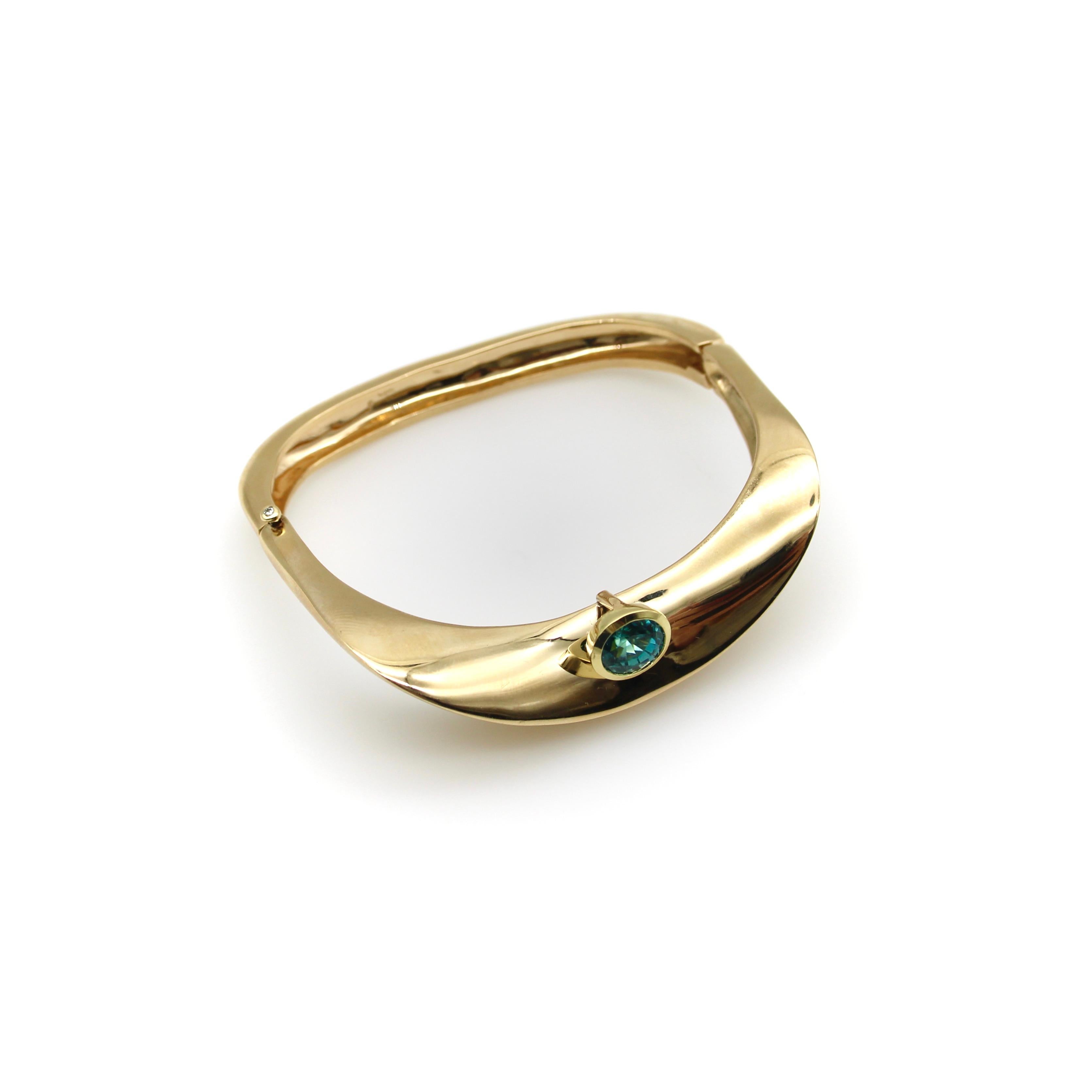 Taille ovale Bracelet moderne vintage en or 14 carats avec zircon bleu en vente