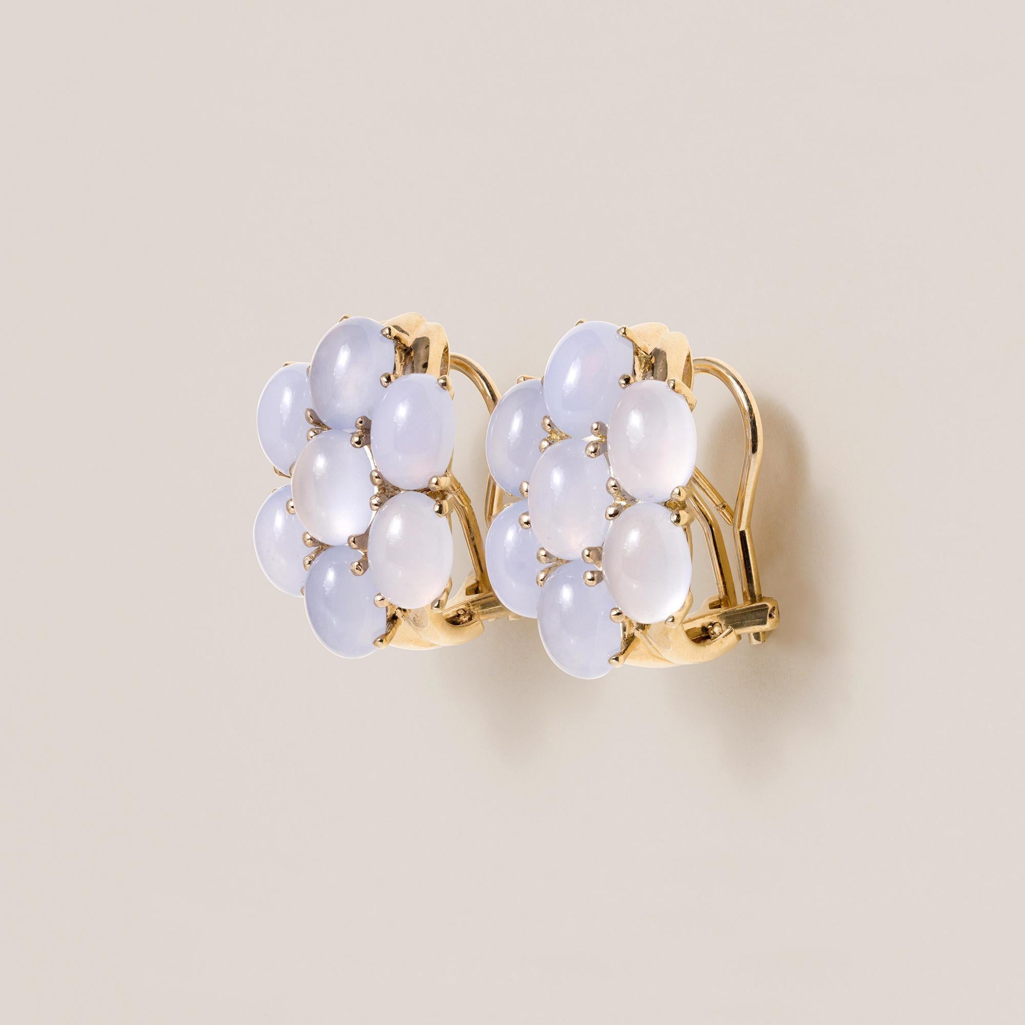 Se trata de un par de pendientes vintage de piedra lunar en racimo
Detalles
Siete piedras lunares talla oval lavanda en cada pendiente
7,5 mm x 5 mm ~ 1 quilate en total
Todo engastado en oro amarillo de 14 quilates
Hermosa translucidez y piedras