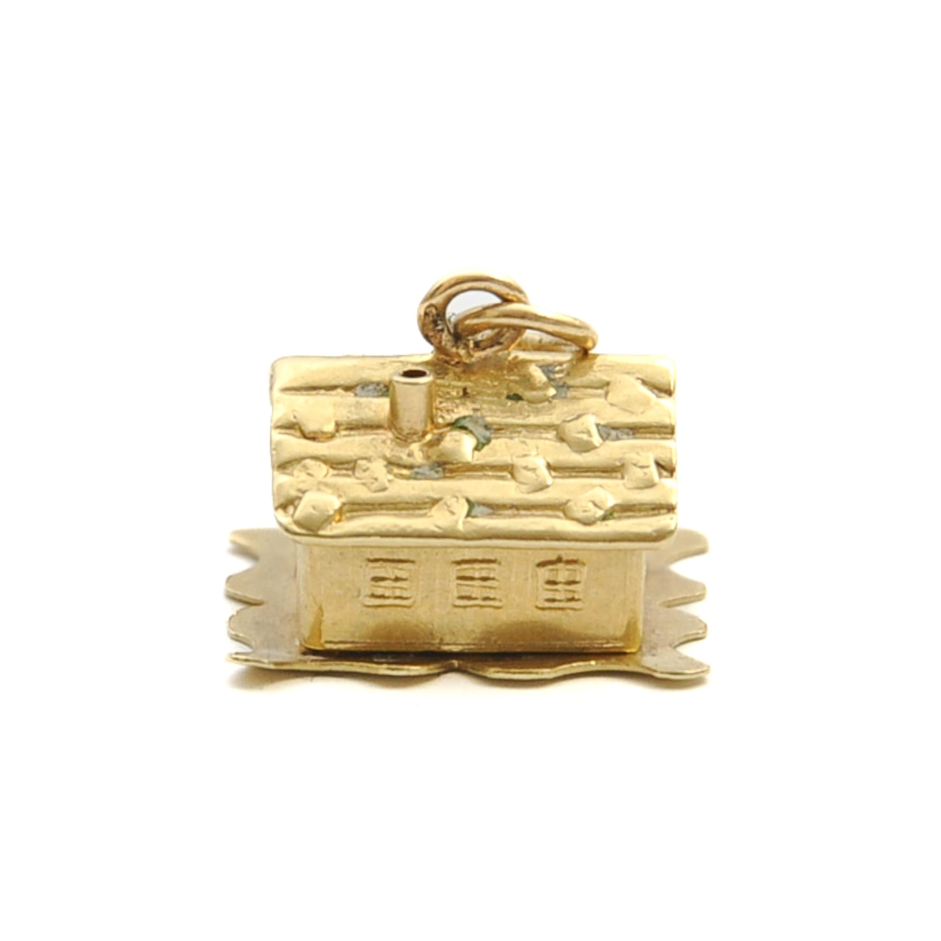 Vintage 14K Gold Movable Cottage Cabin Charm Pendant In Good Condition For Sale In Rotterdam, NL