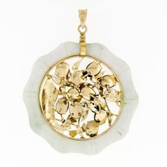 Ciondolo grande vintage in oro 14k con giada intagliata multicolore a forma di bambù, fiori e farfalla