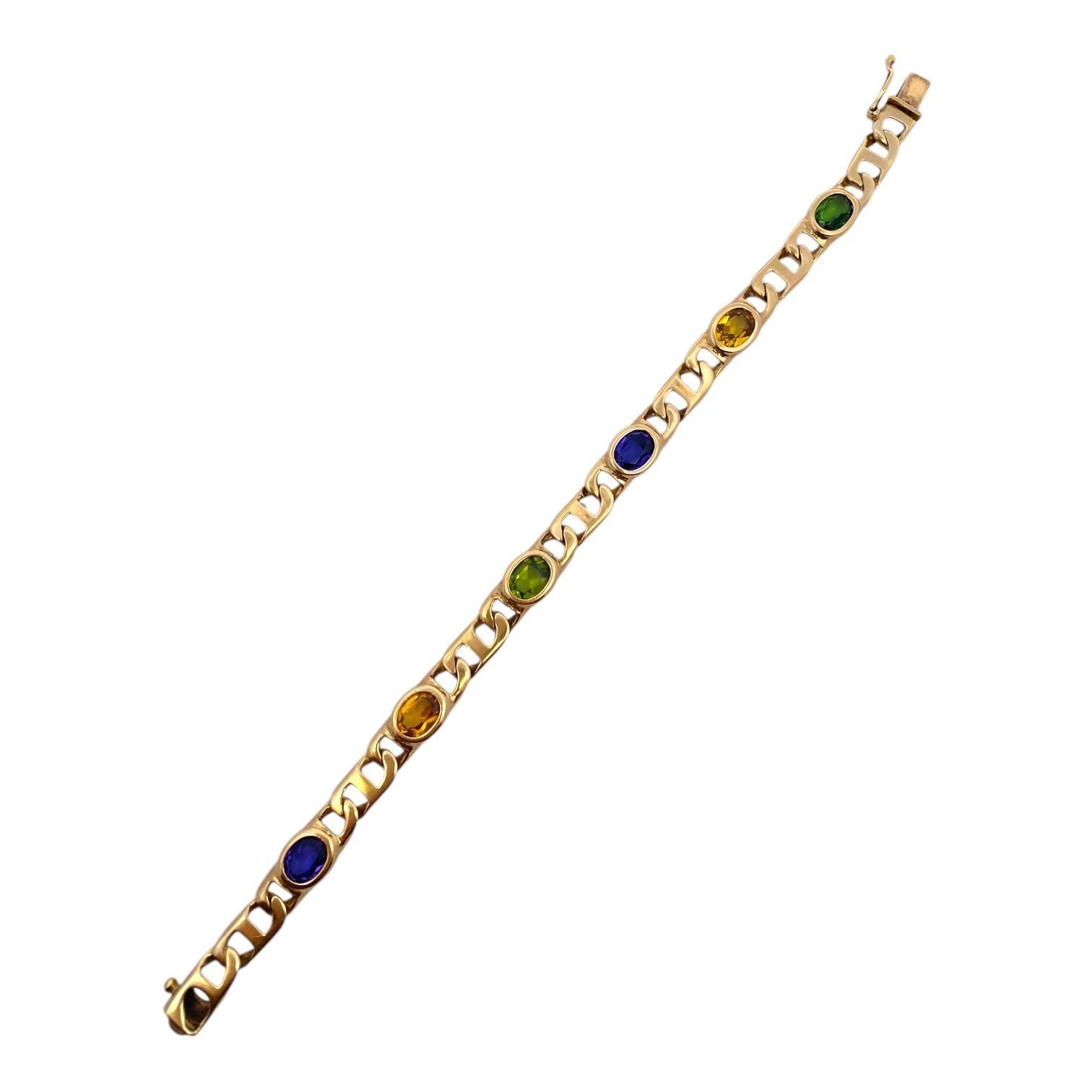 Armband aus 14 Karat Gelbgold, bestehend aus einer flachen Marin-Gliederkette mit sechs oval geschliffenen Farbsteinen, darunter Citrin, Peridot und Iolith.
2 Citrin: 2 ctw.
2 Peridot: 2 ctw.
2 Iolith: 2 ctw.
Abmessungen:
Länge: 7,25 Zoll
Breite: