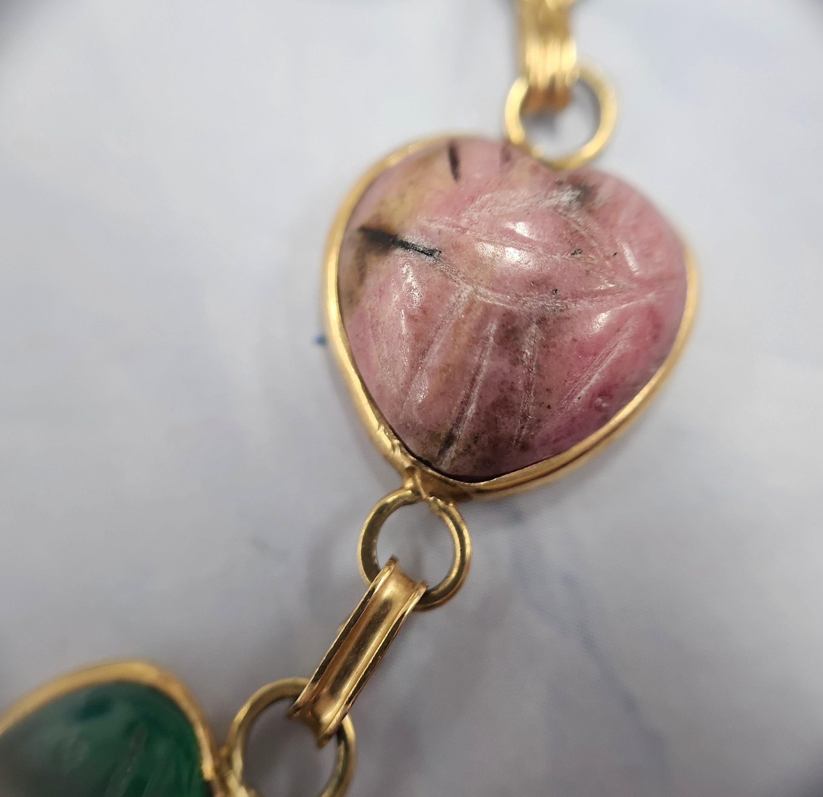 Vintage 14k Gold Multi-Gemstone Scarab Heart Bracelet - Onyx, Carnelian In Good Condition For Sale In Los Angeles, CA