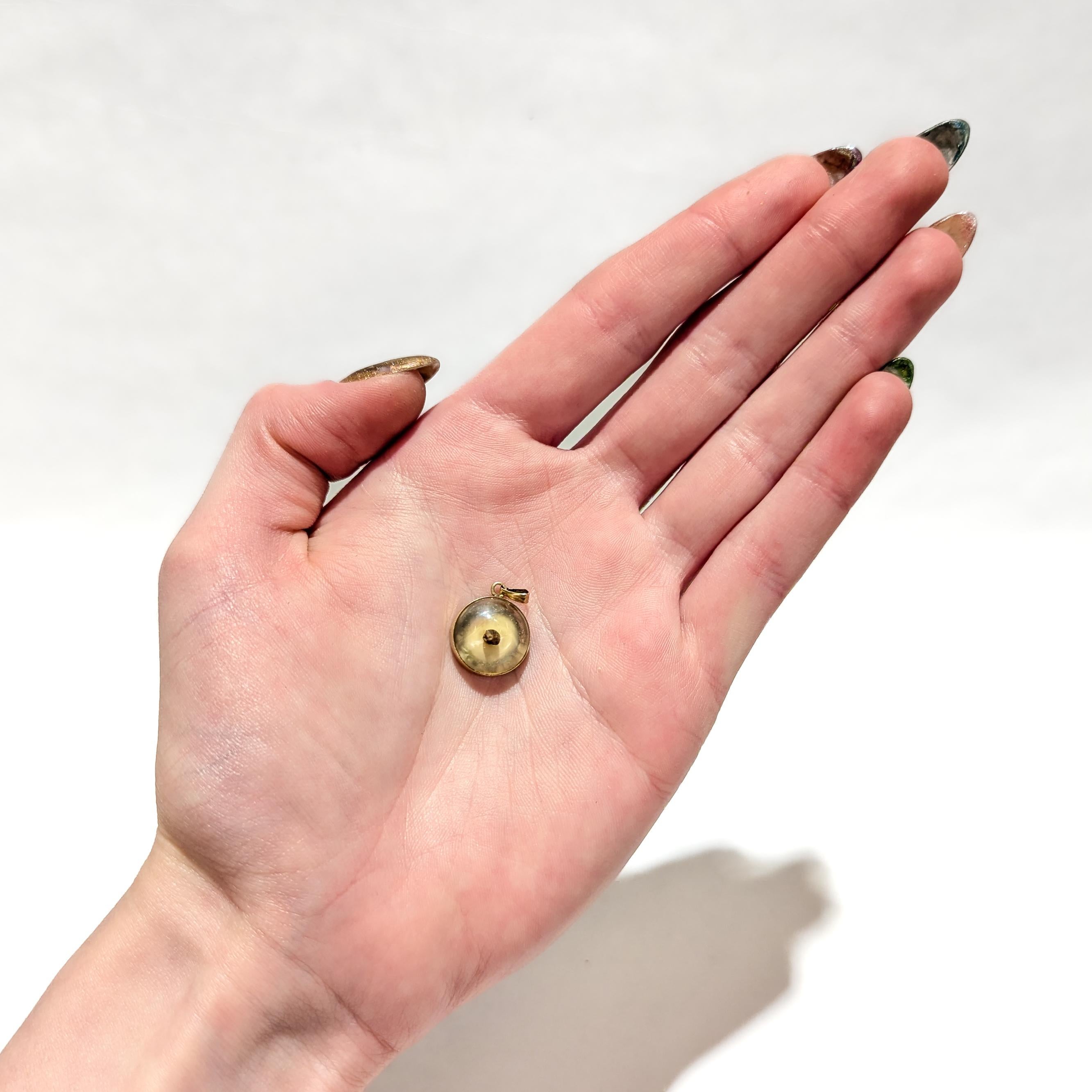 Un raffinato charm in oro vintage per un braccialetto di charme.

In oro giallo 14 carati.

Con un seme di senape sotto una semisfera di vetro.

Inciso sul retro 