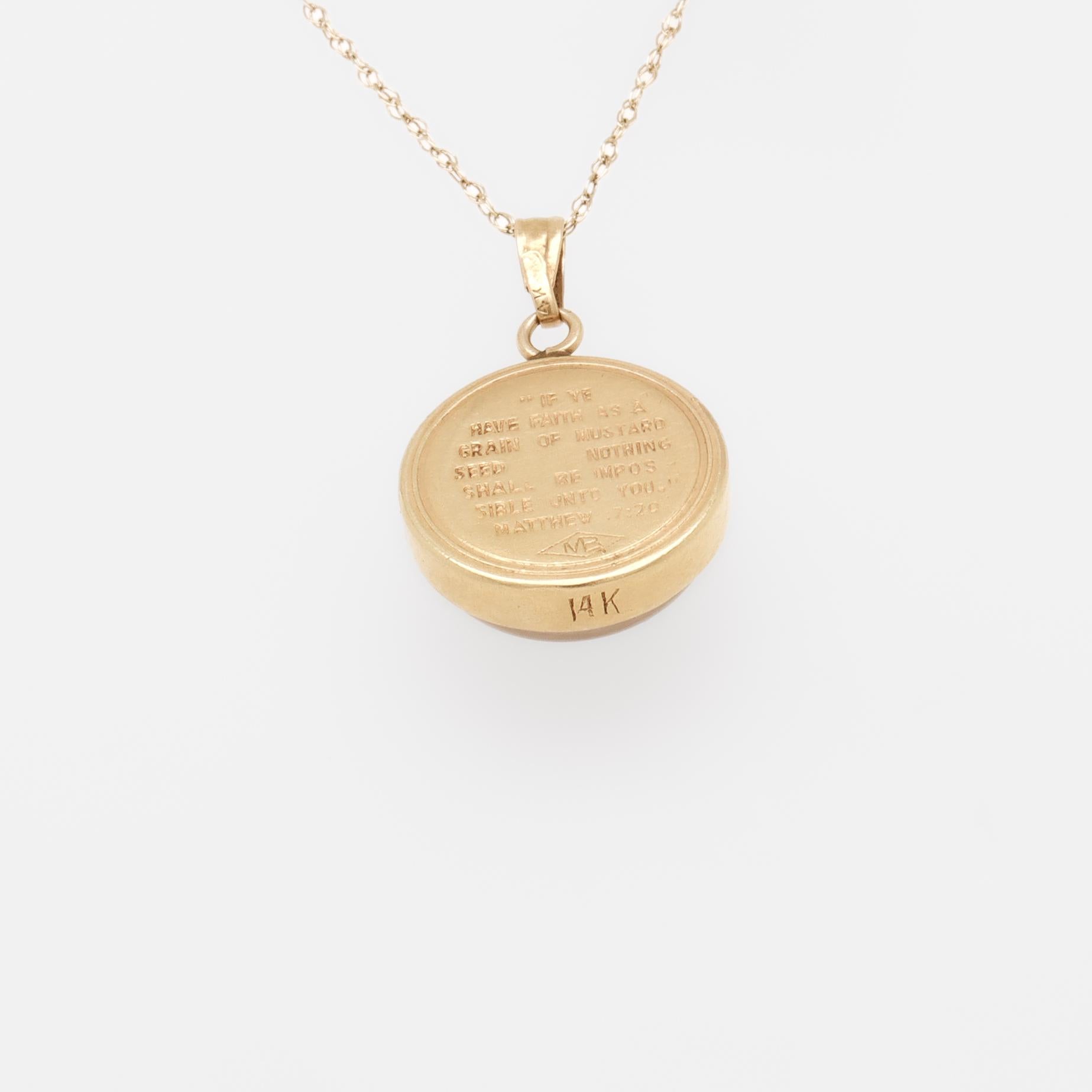 Charm religioso in oro 14K vintage con semi di senape per un braccialetto in vendita 4