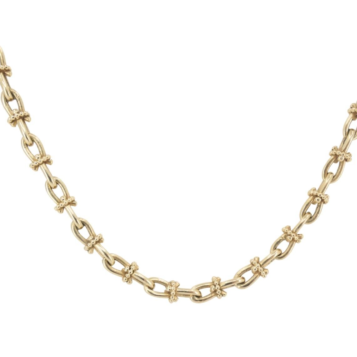 Diese Vintage-Halskette besteht aus einer klassischen 14-karätigen Goldkette mit einem detaillierten maritimen Design. Jedes Glied ist im Marinestil gehalten und verleiht der Kette einen klaren, strukturierten Look. Die länglichen, ovalen Glieder