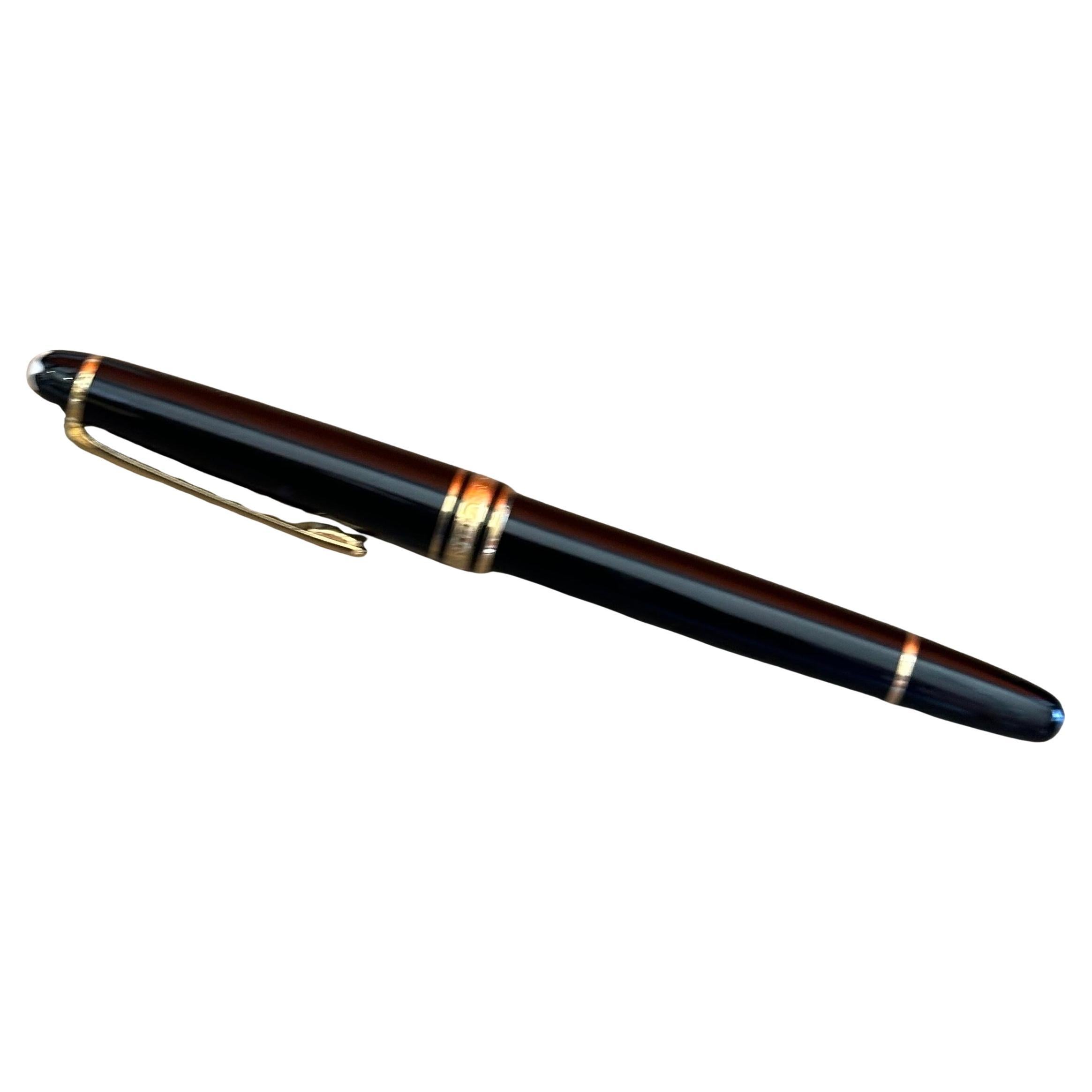 Pluma estilográfica vintage con plumín de oro de 14 quilates modelo #4810 meisterstuck con tinta negra de Montblanc, alrededor de la década de 1980.  Se trata de un auténtico artículo de escritura clásico fabricado en resina negra con herrajes y