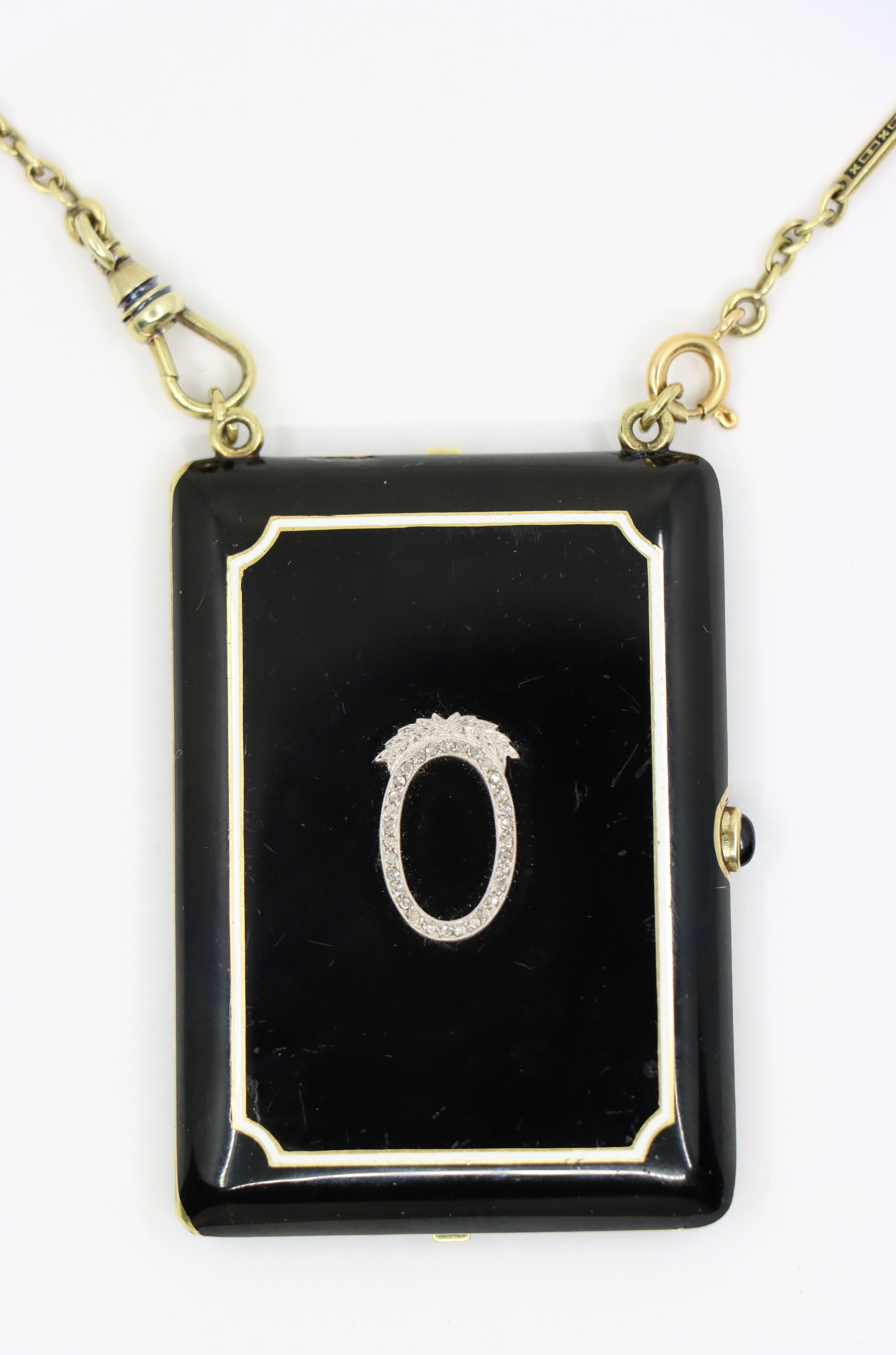 Catena con medaglione in oro 14K con diamanti smaltati e onice d'epoca In condizioni buone in vendita a Flushing, NY