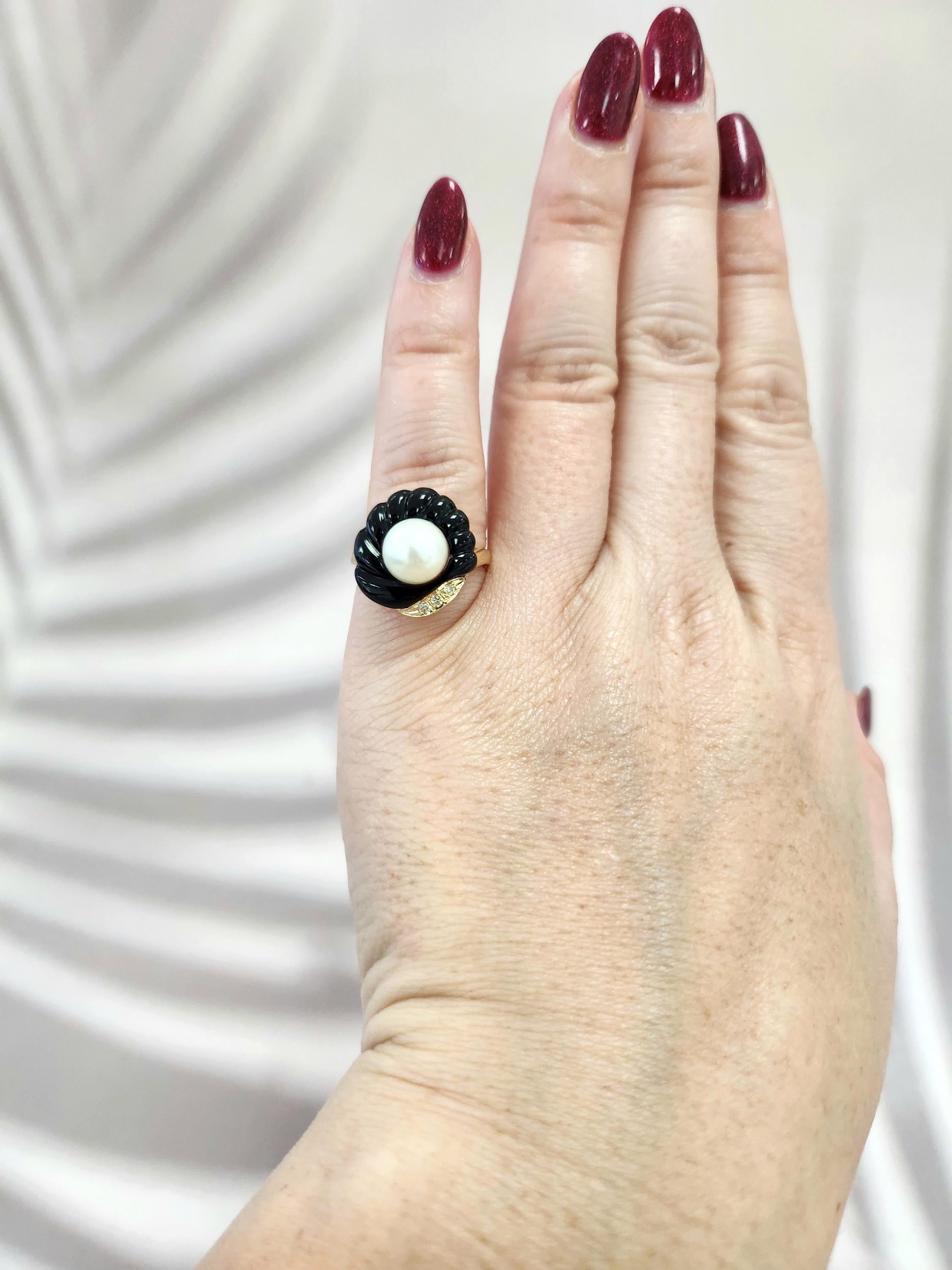 Si tratta di un motivo a conchiglia in onice splendidamente intagliato con un'elegante perla e accenti di diamanti.
Caratteristiche:
Misura dell'anello: 4,75 (può essere ridimensionata nei limiti del ragionevole)
Peso: 4 grammi in totale
Peso del