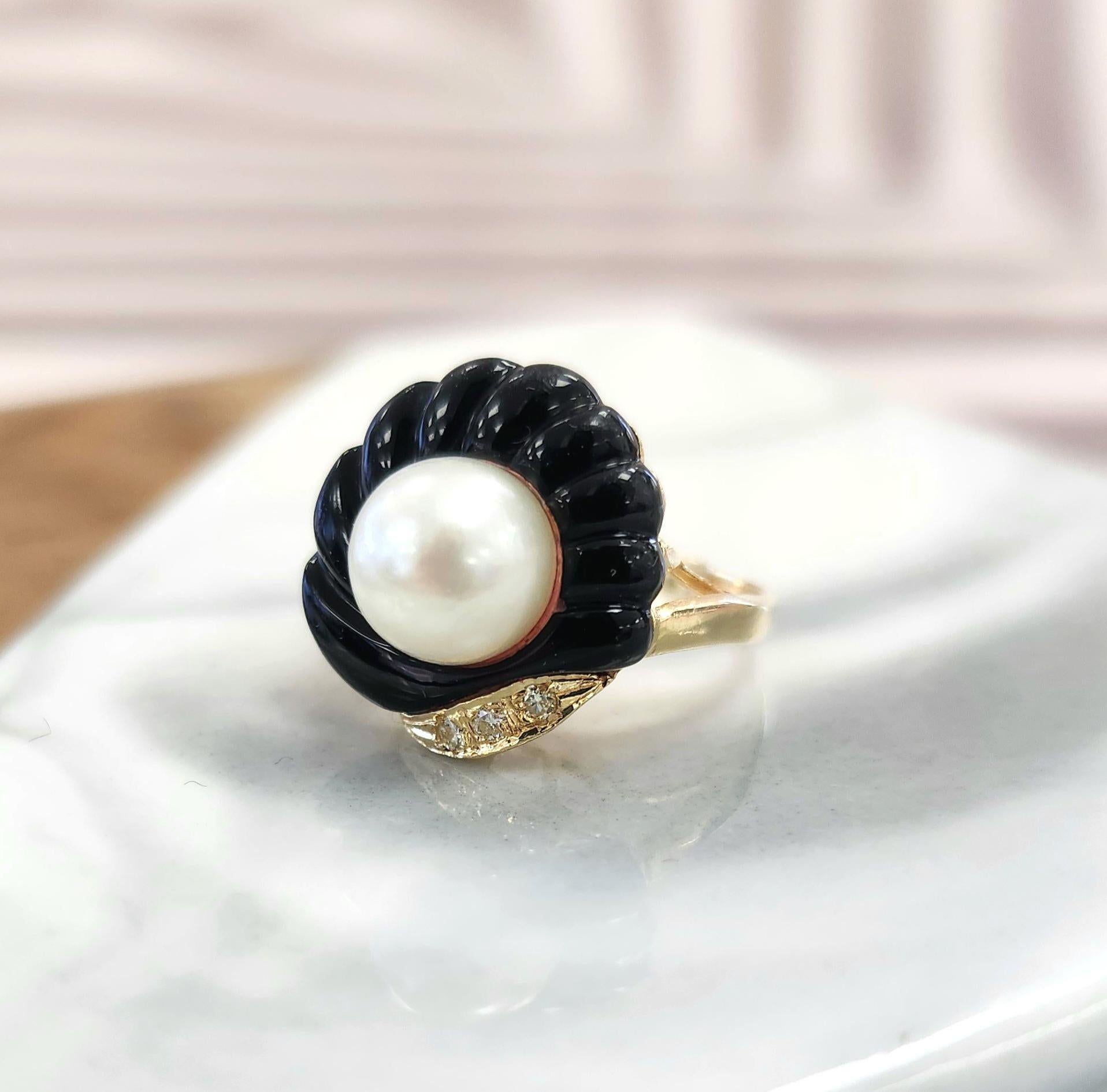 Contemporaneo Anello conchiglia in onice d'epoca in oro 14K con accenti di perle e diamanti in vendita